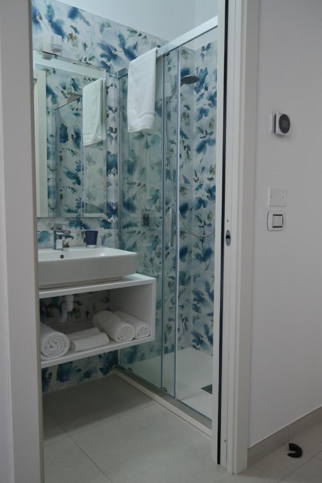 Large Double Room - Photo 9