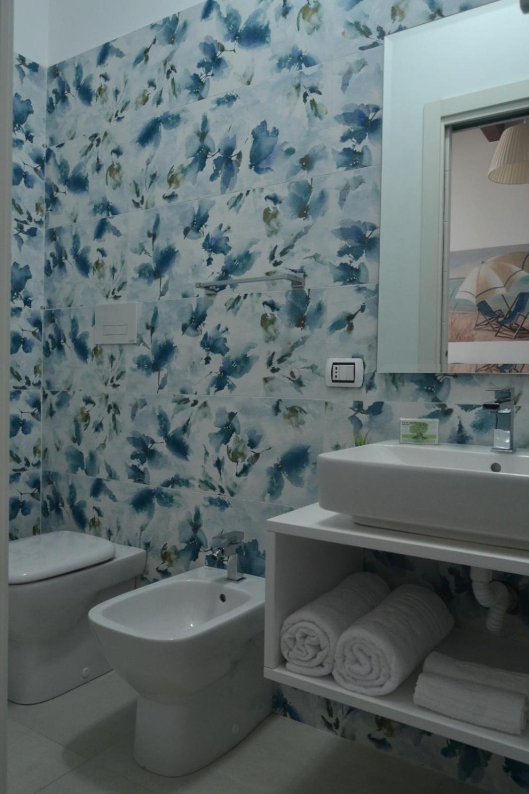 Large Double Room - Photo 8