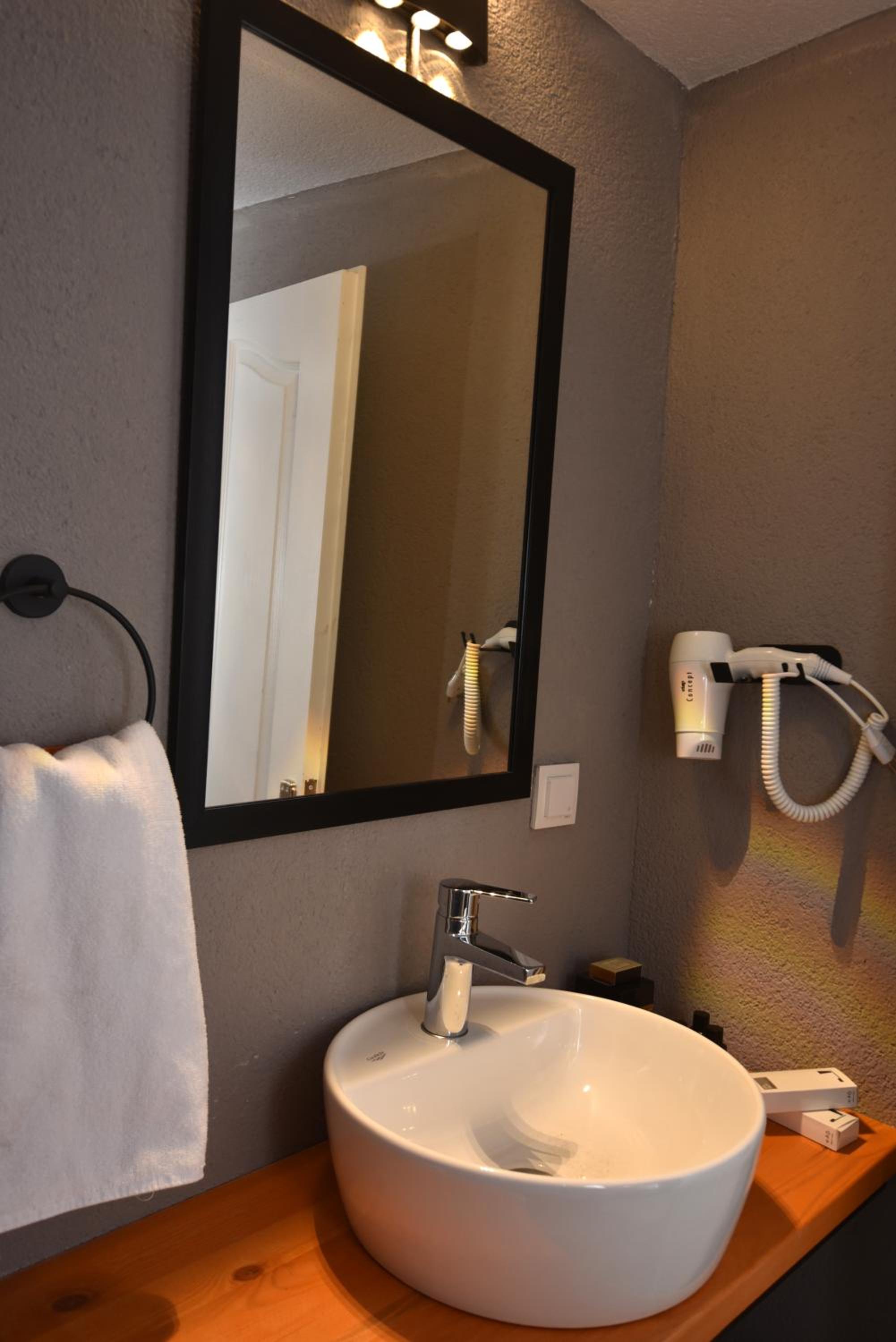 Standard Double Room - Photo 35