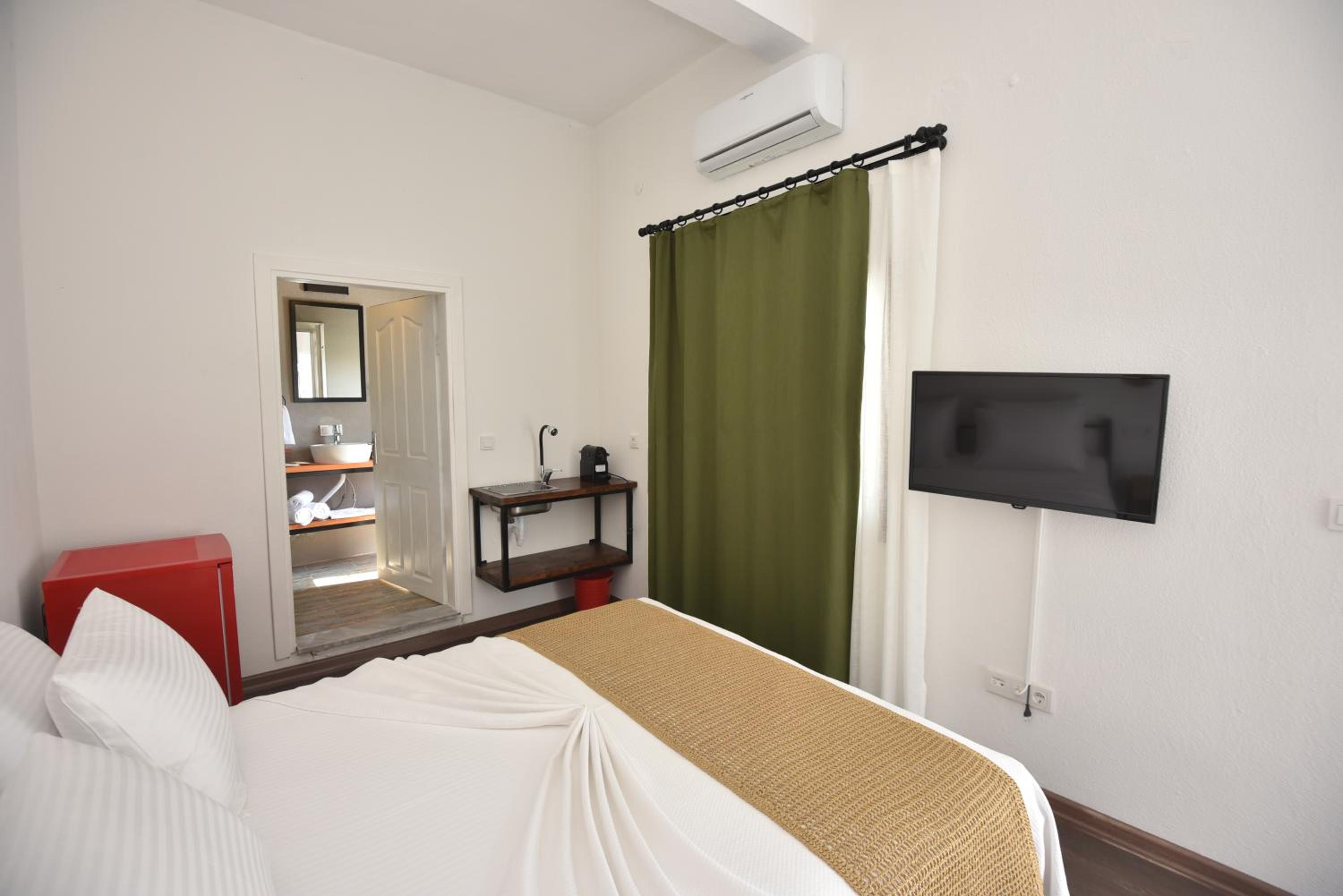 Standard Double Room - Photo 15