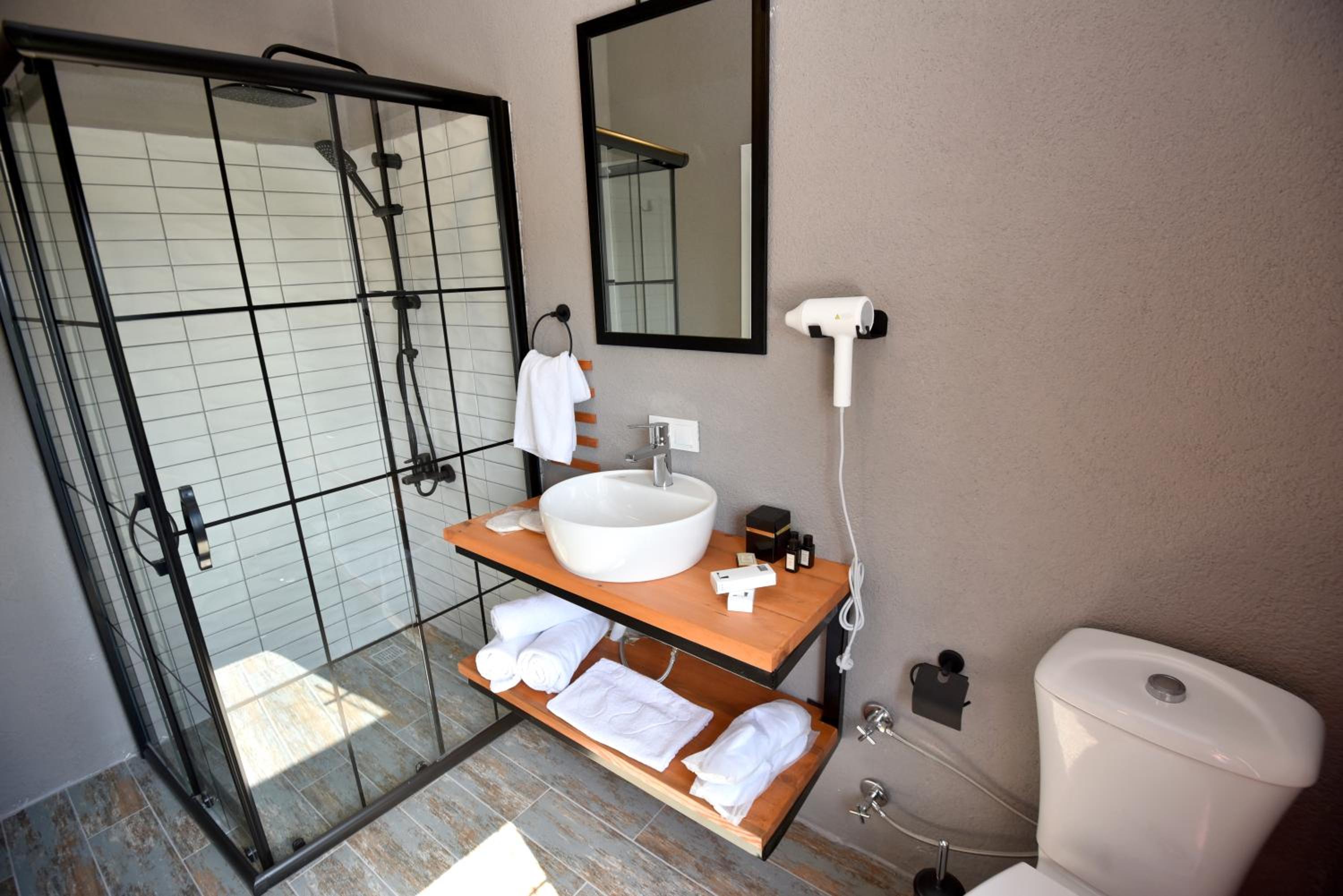 Standard Double Room - Photo 10