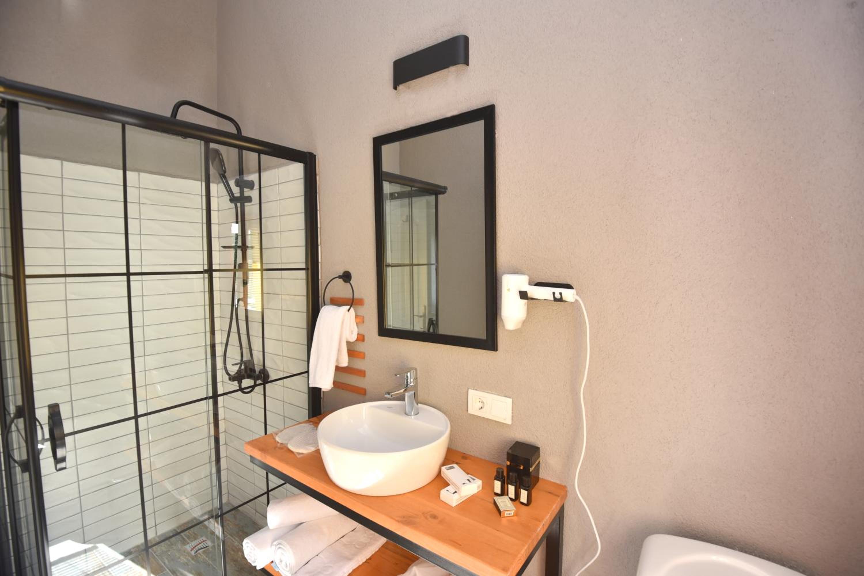 Standard Double Room - Photo 7