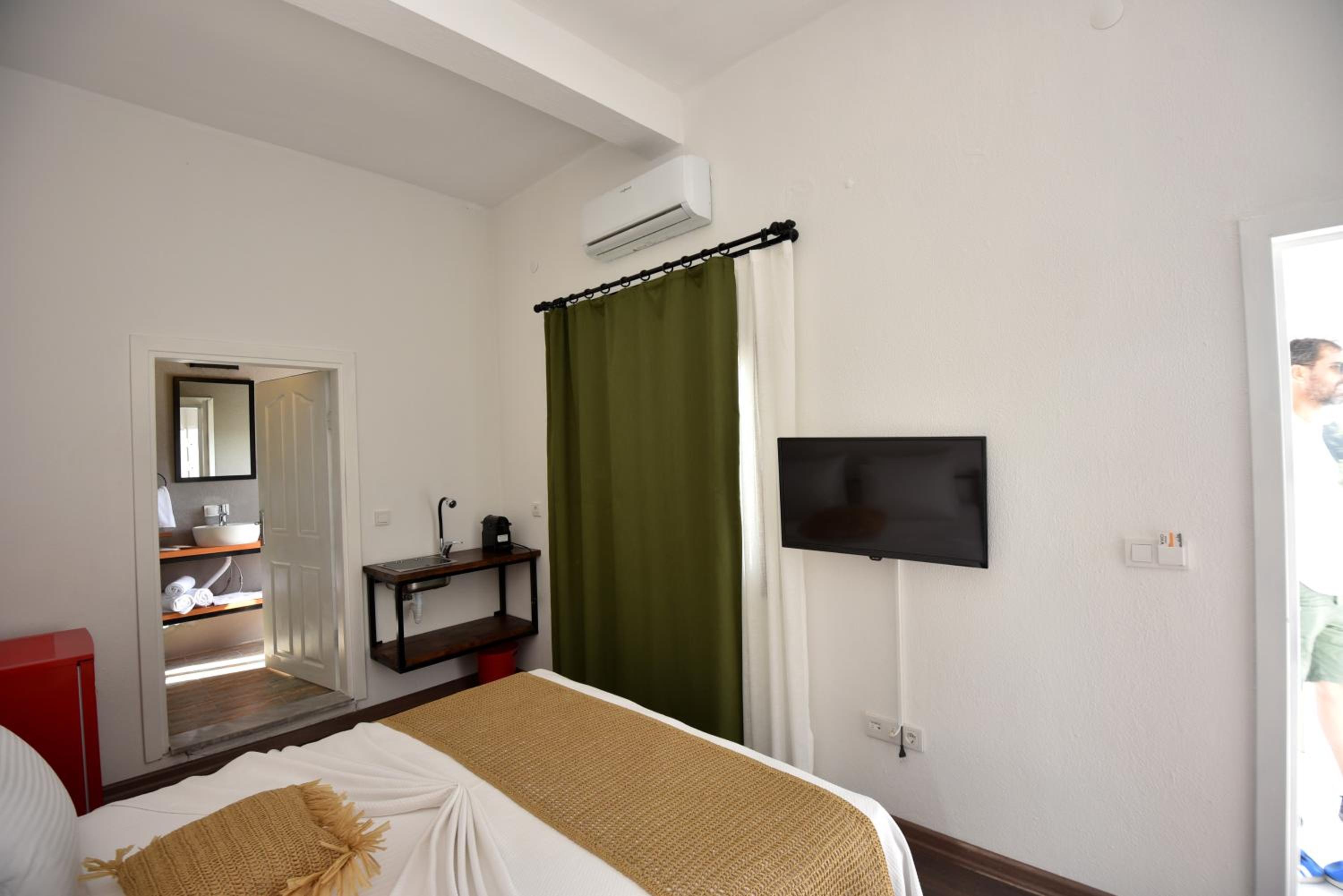 Standard Double Room - Photo 3