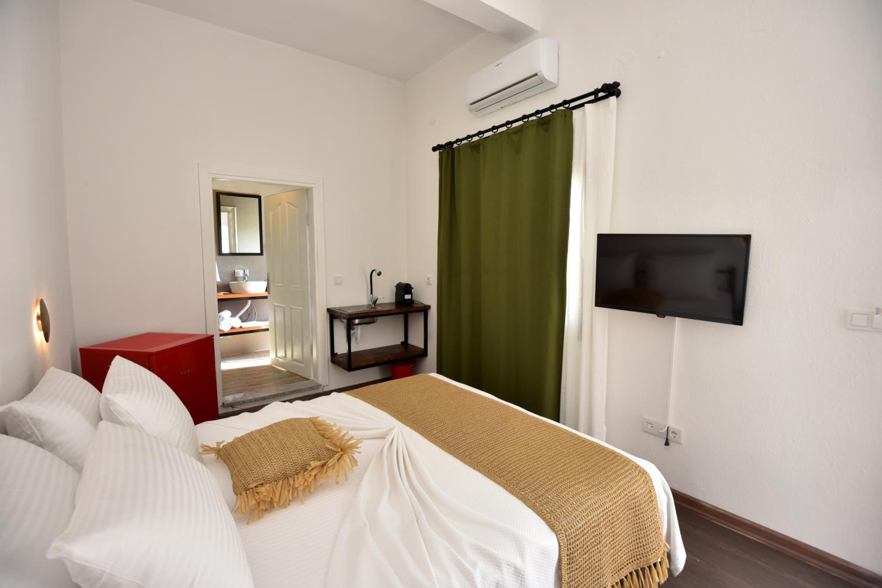 Standard Double Room - Photo 33