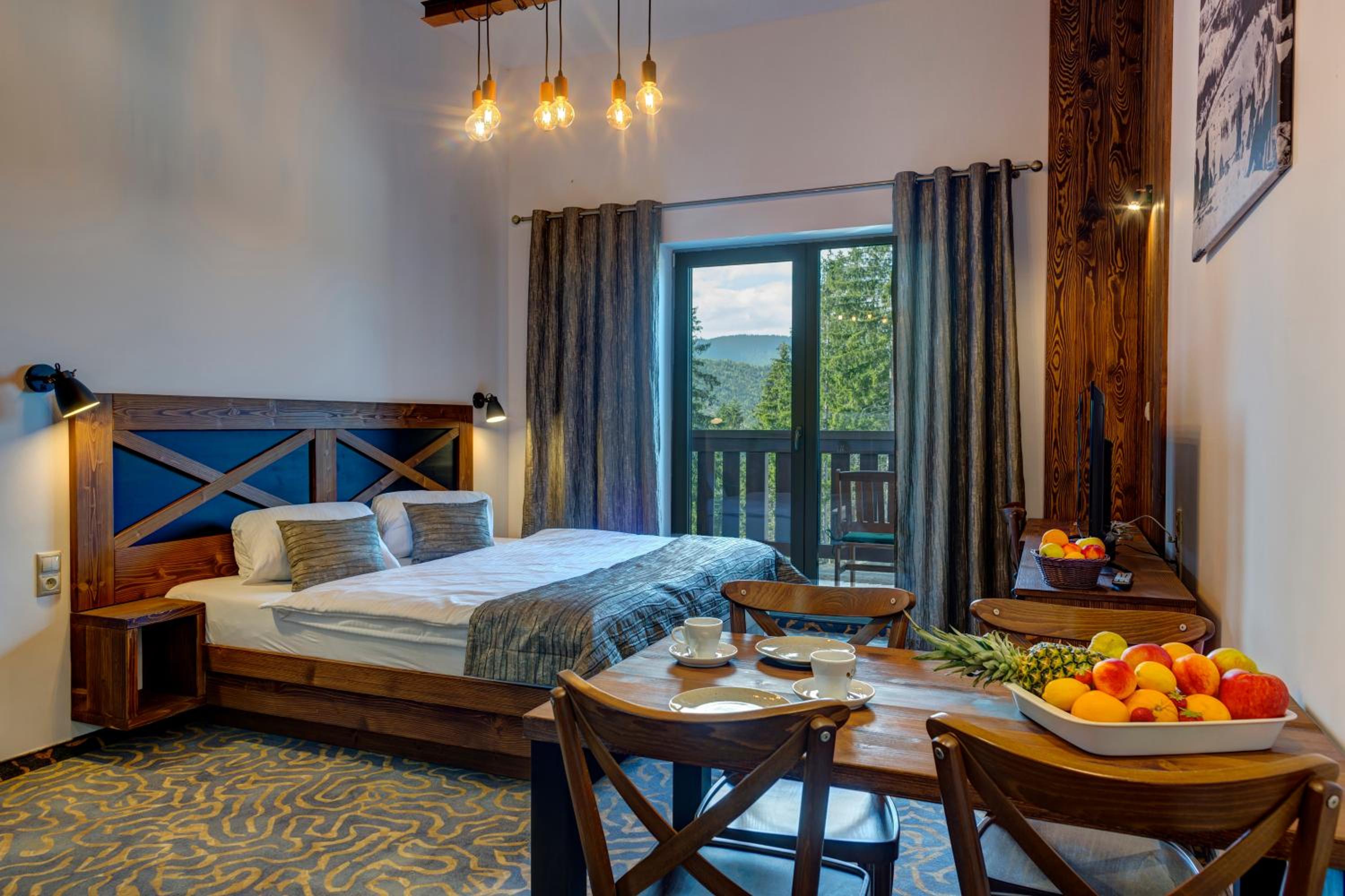 Room with Gallery and Balcony photo 2