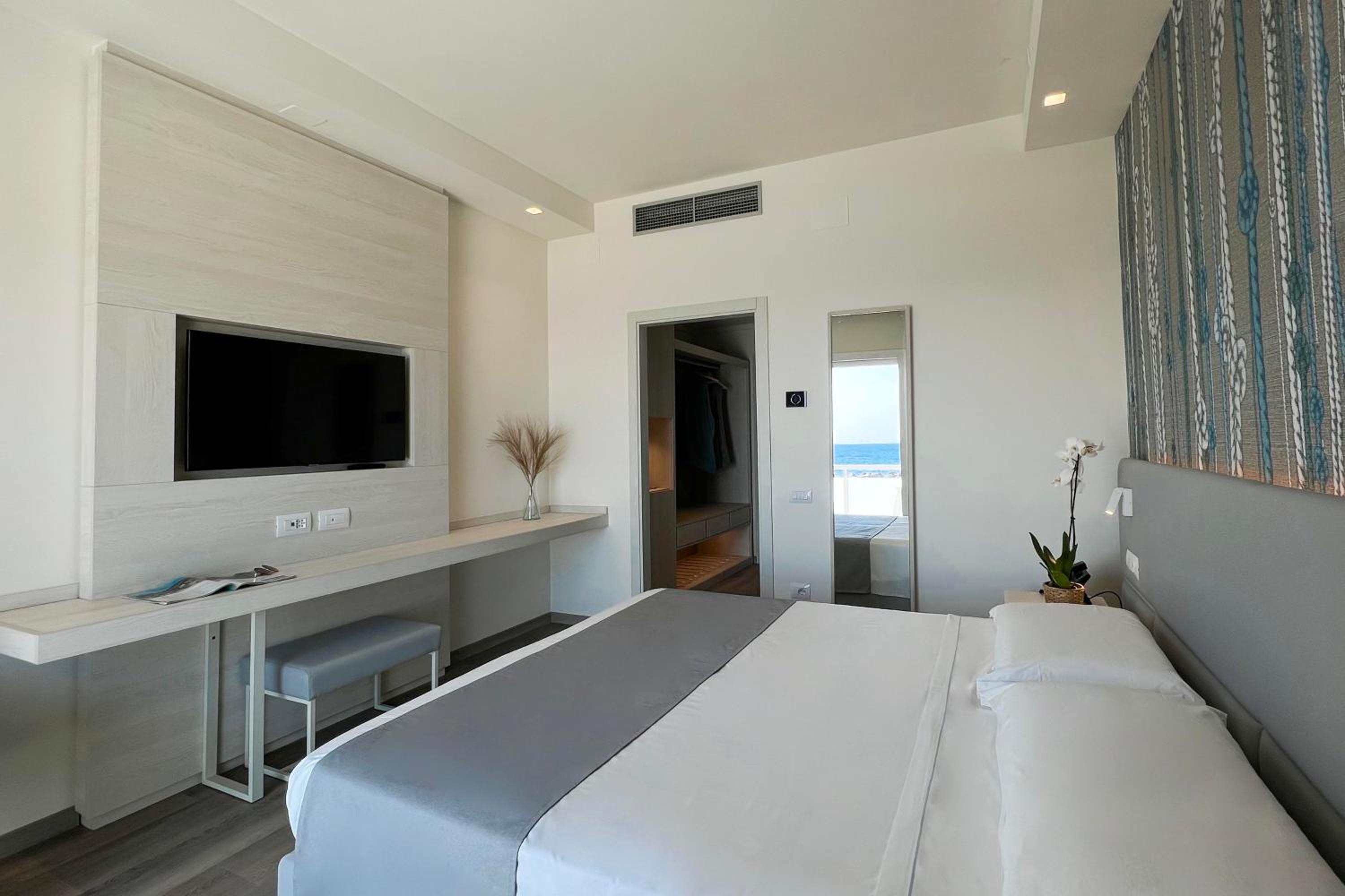 Superior Double Room with Balcony and Sea View Beach Package - Photo 5