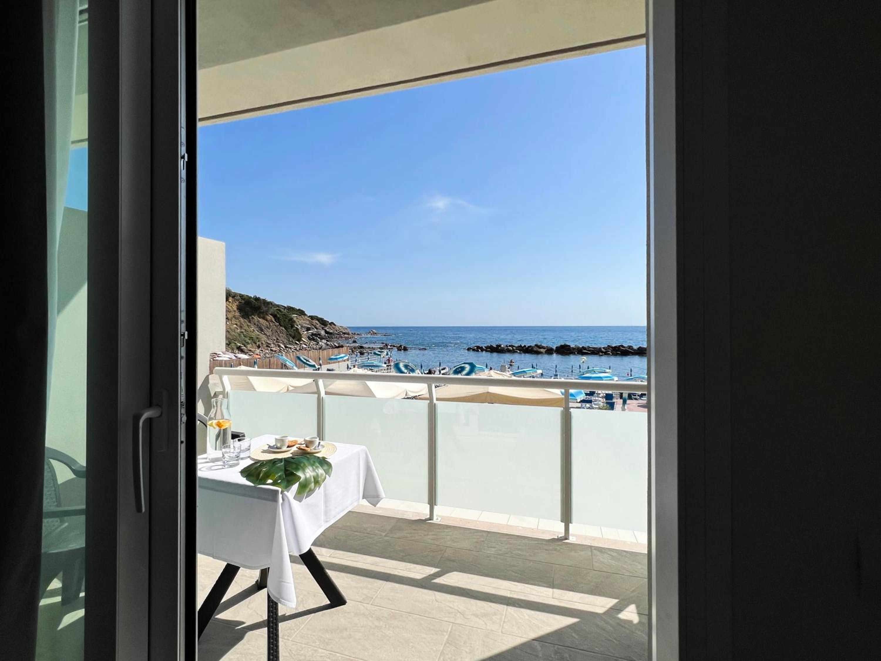 Superior Double Room with Balcony and Sea View Beach Package - Photo 12