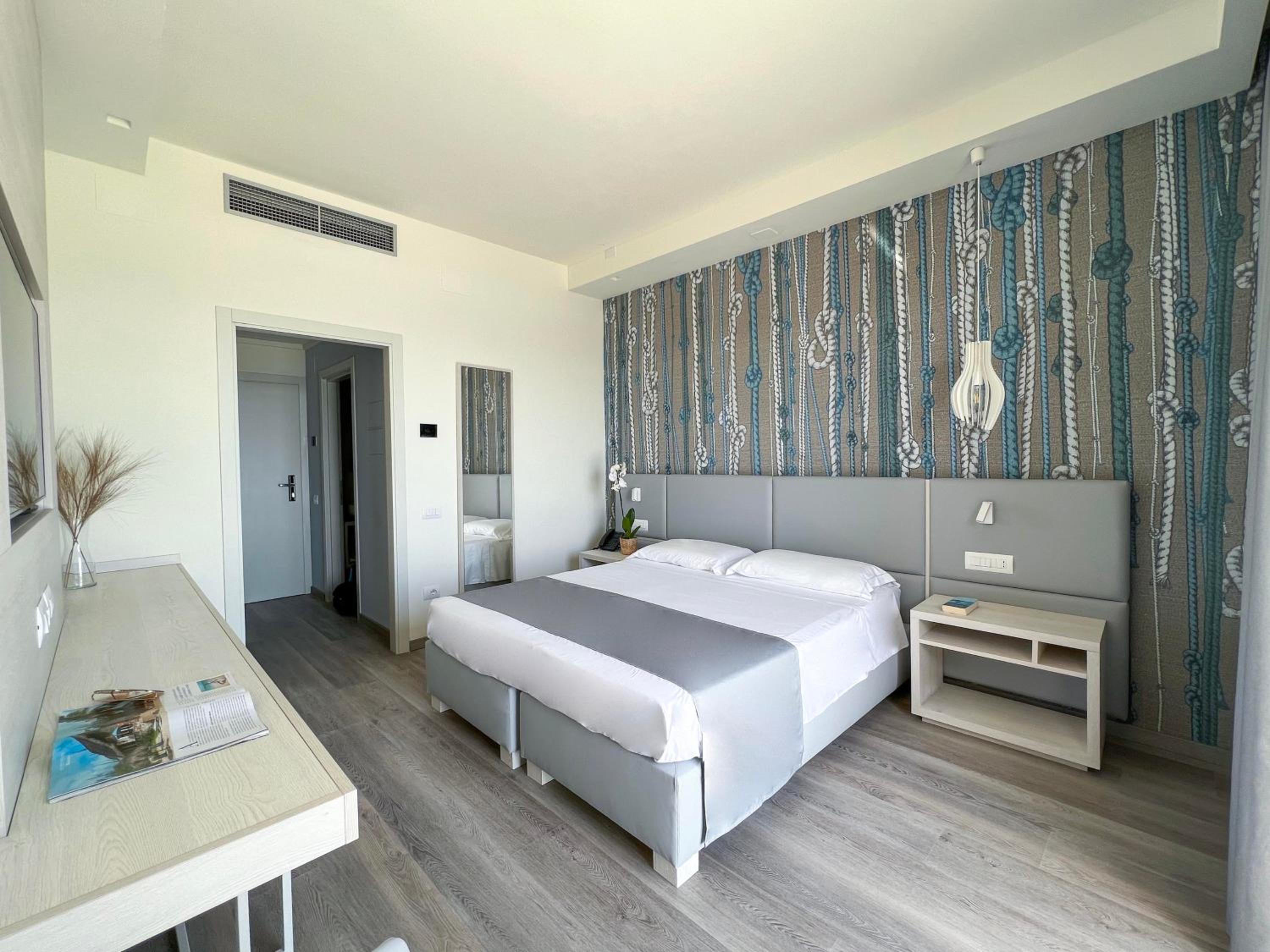 Superior Double Room with Balcony and Sea View Beach Package - Photo 3