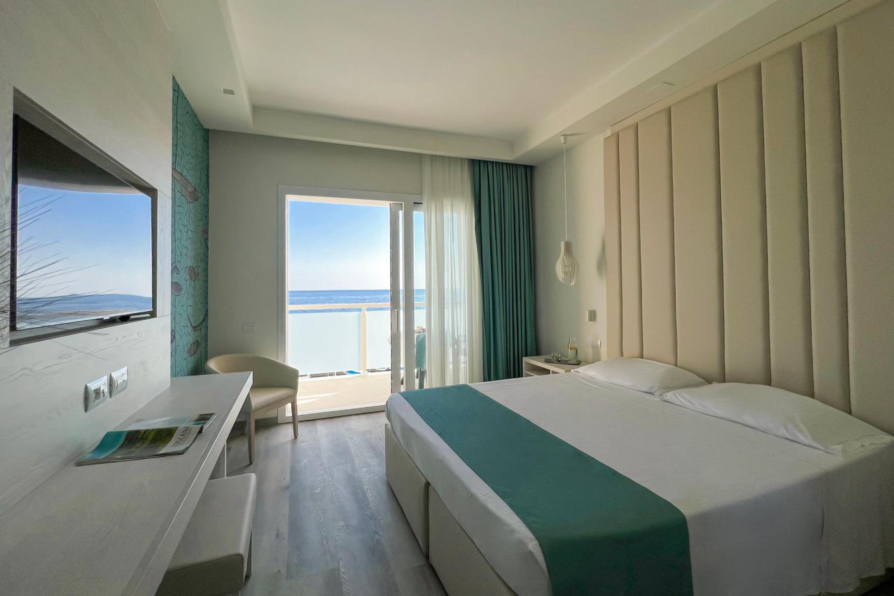 Superior Double Room with Balcony and Sea View Beach Package - Photo 8