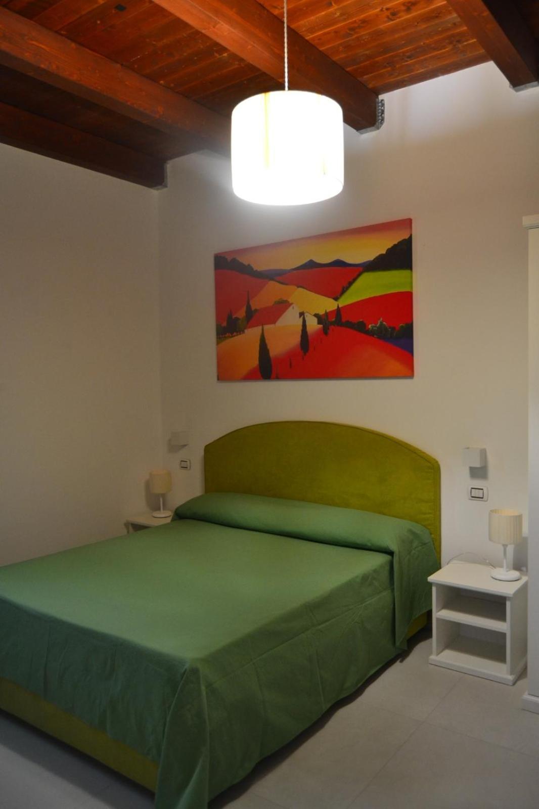 Large Double Room - Photo 3