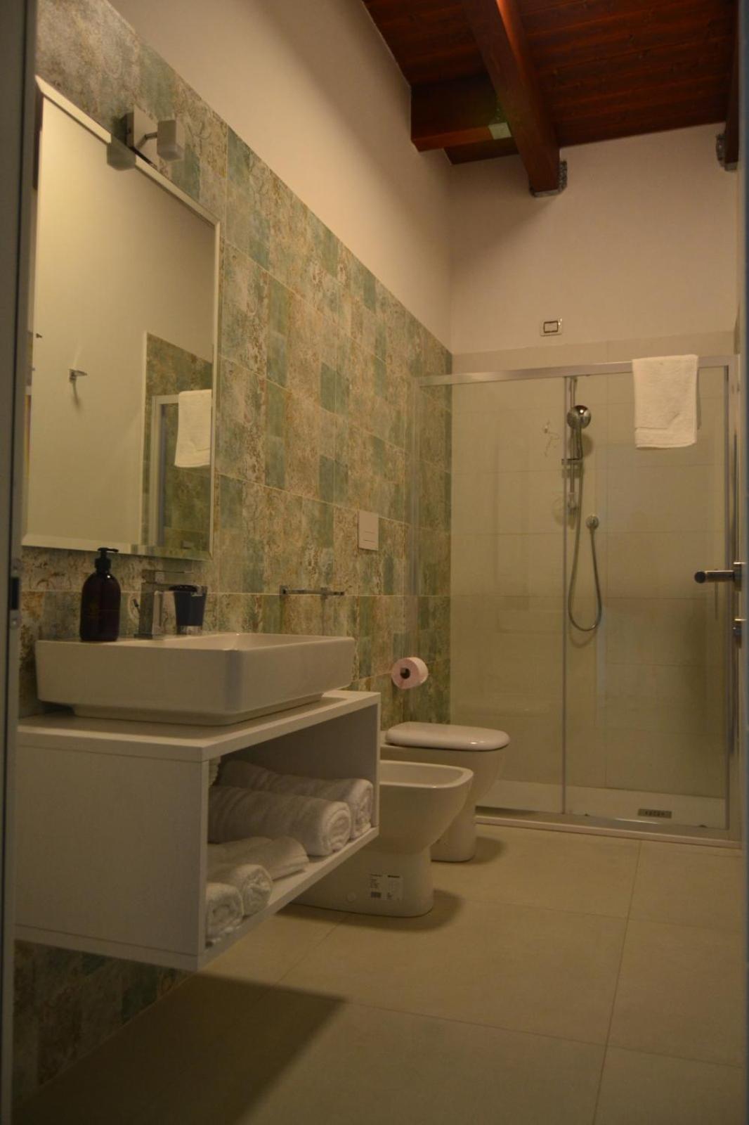 Large Double Room - Photo 4