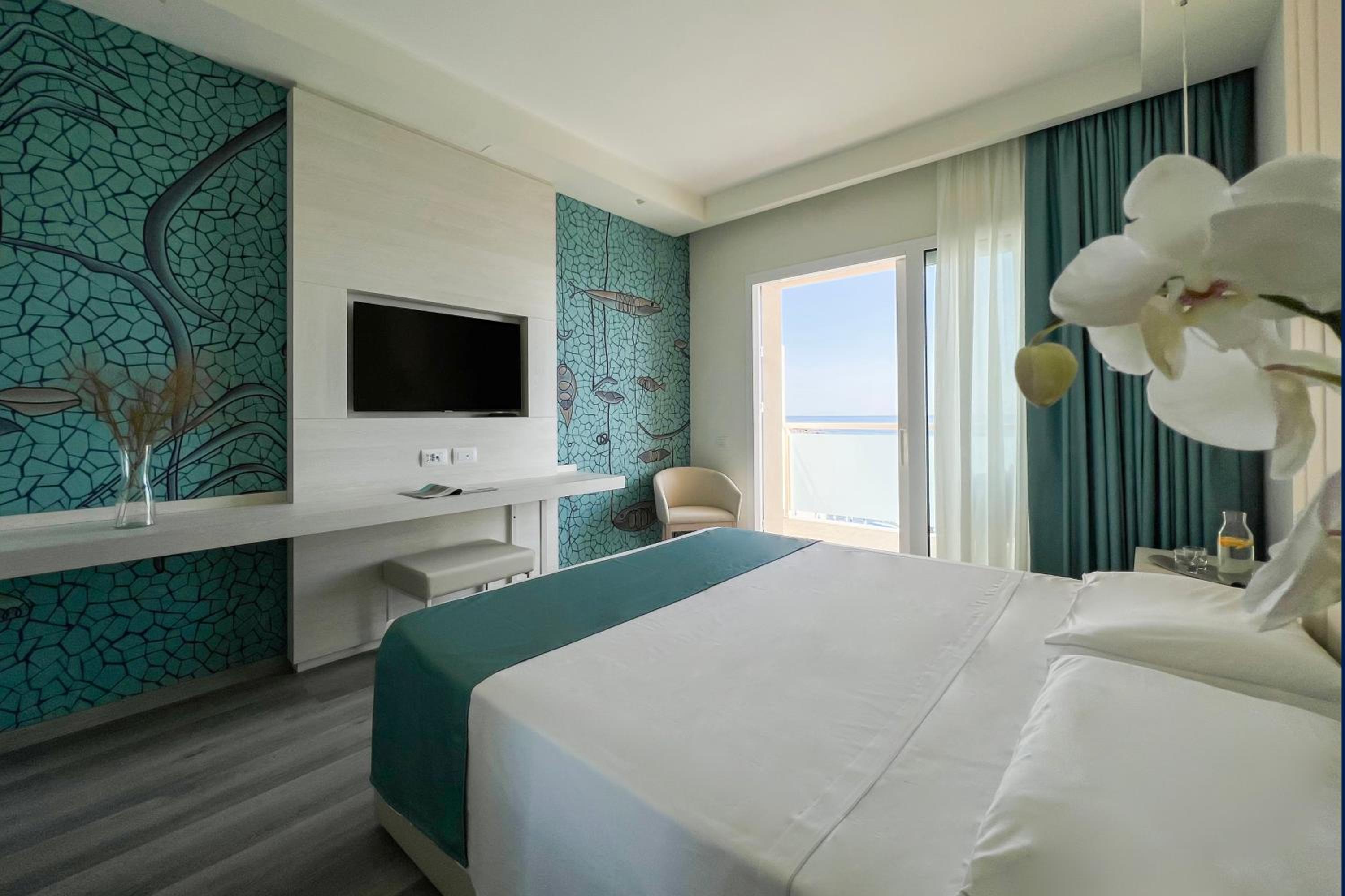 Superior Double Room with Balcony and Sea View Beach Package - Photo 1