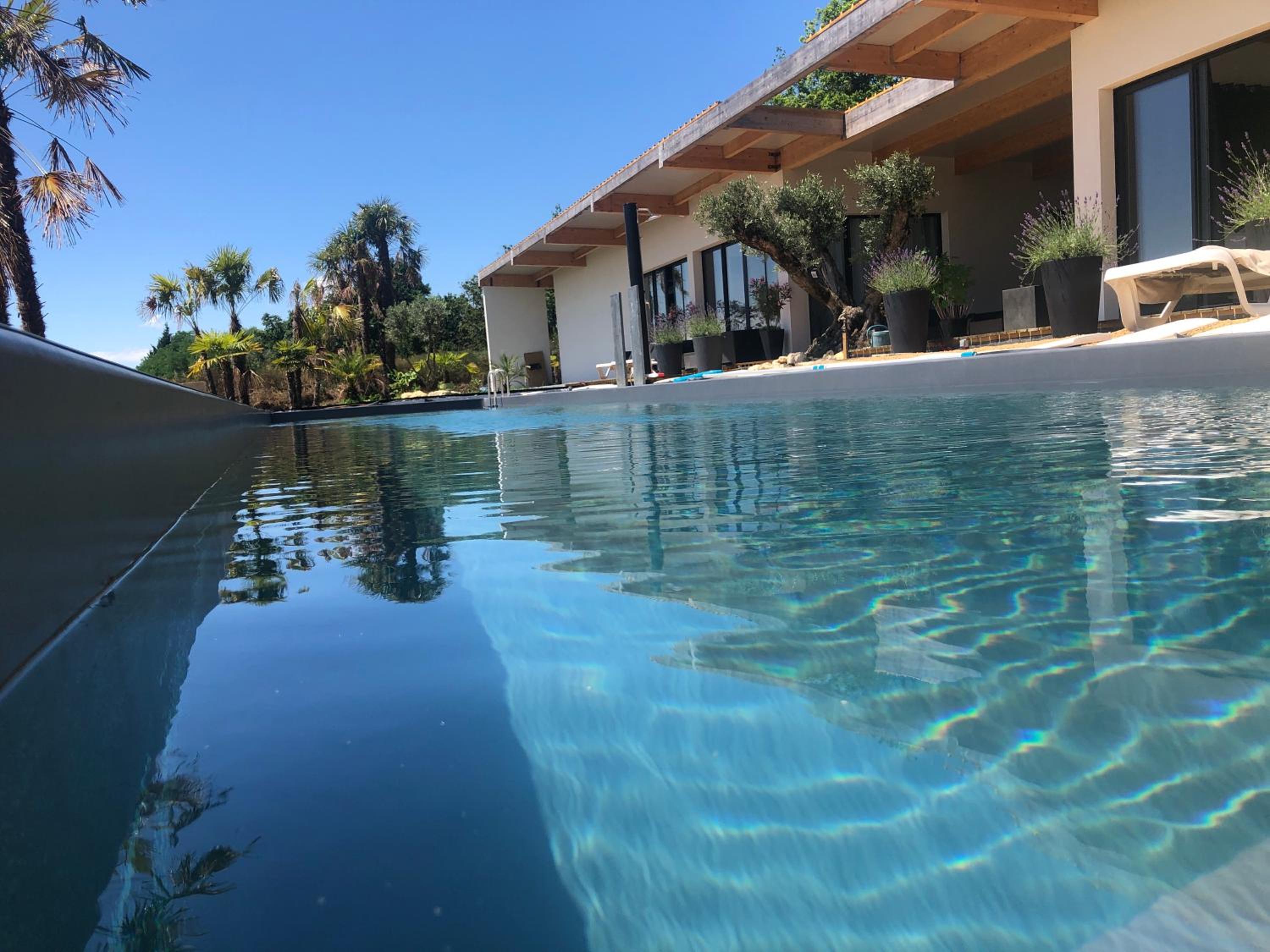 Double Room with Pool View - Photo 12