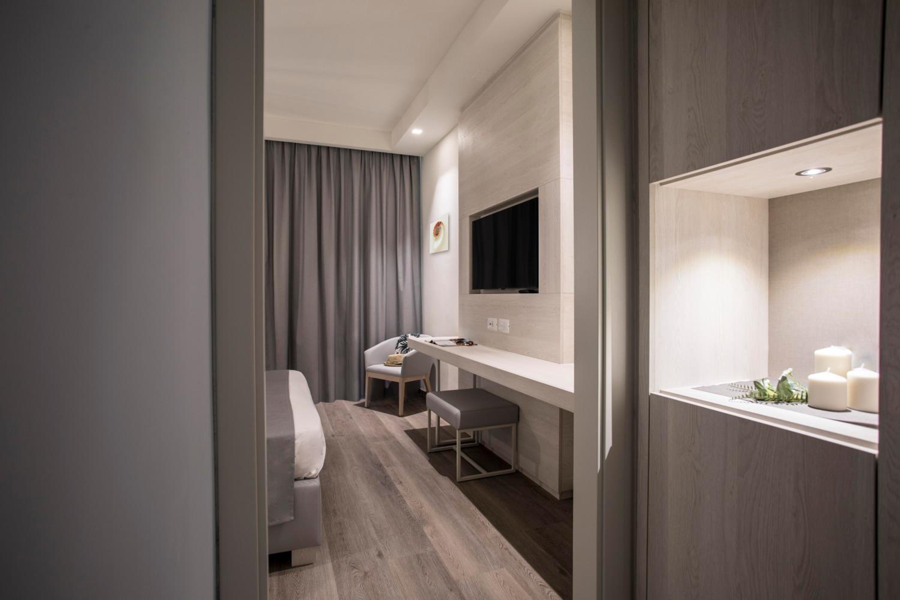 Superior Double Room with Balcony and Sea View Beach Package - Photo 7