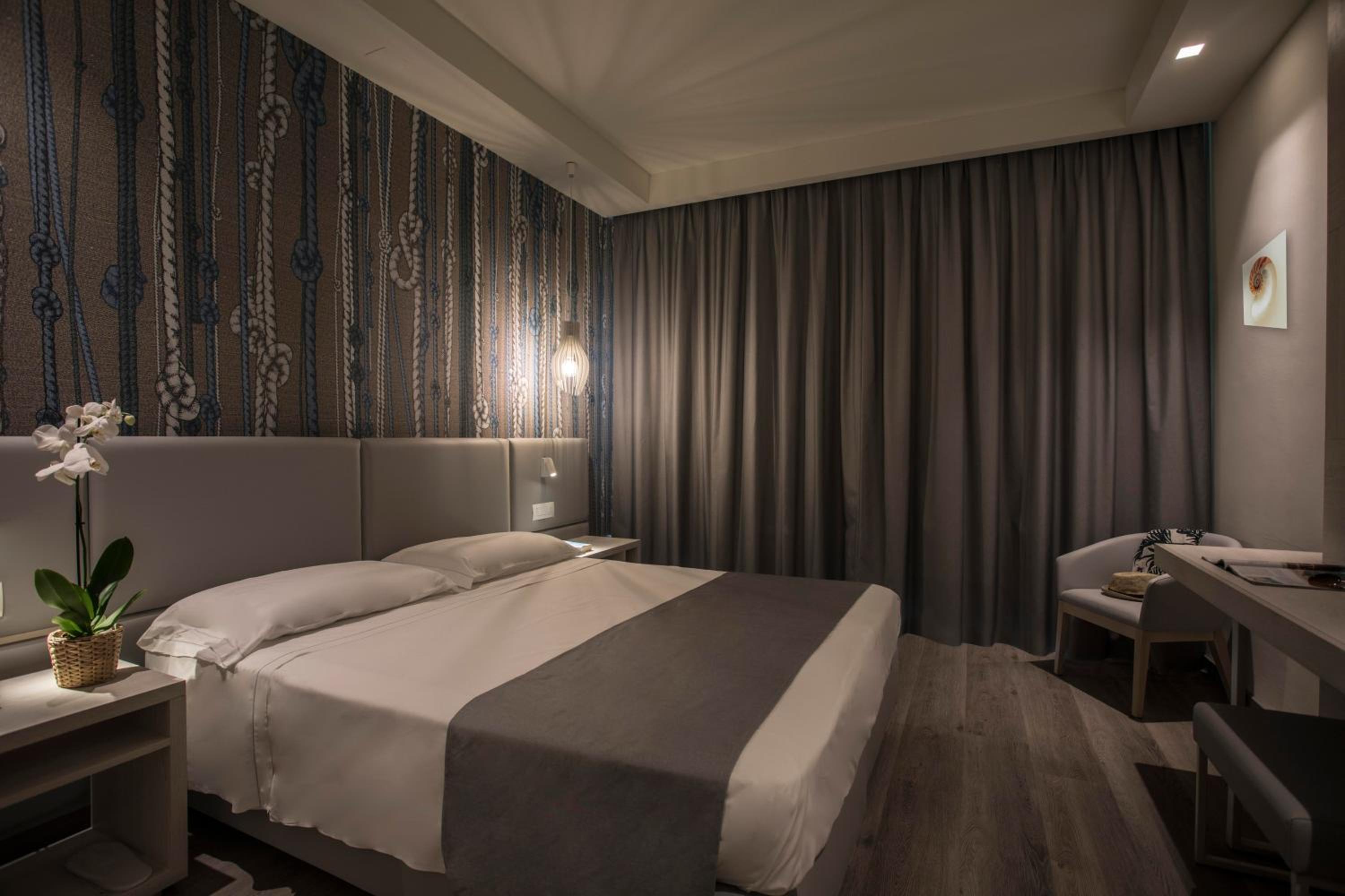 Superior Double Room with Balcony and Sea View Beach Package - Photo 11