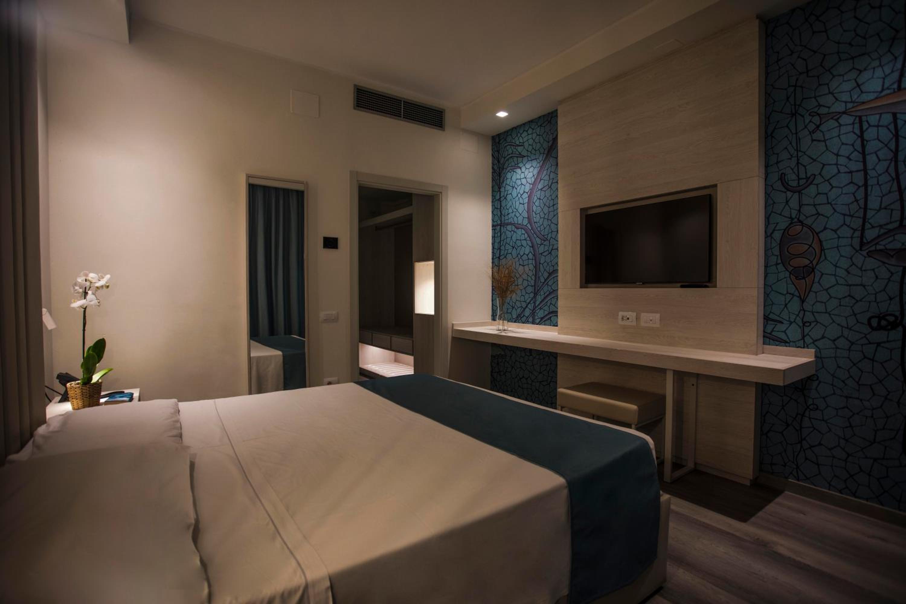 Superior Double Room with Balcony and Sea View Beach Package - Photo 4