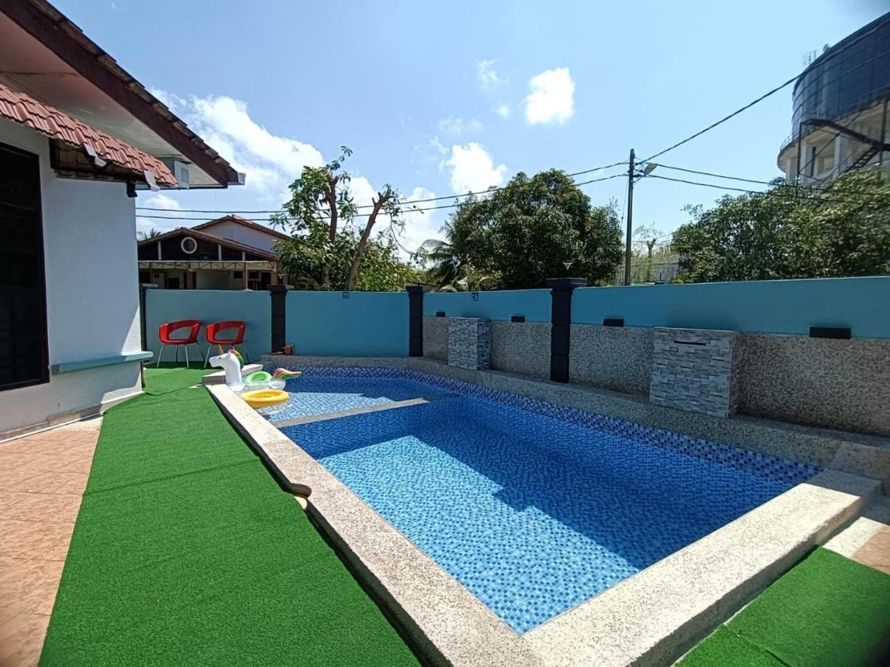 Three-Bedroom House photo 2