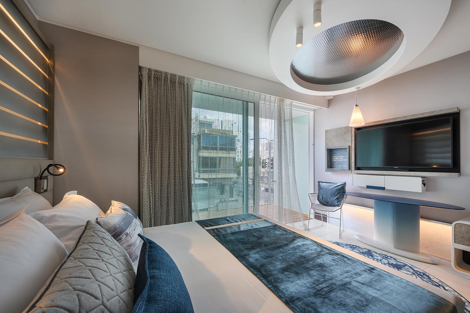 Port Deluxe Room with Balcony - Photo 8