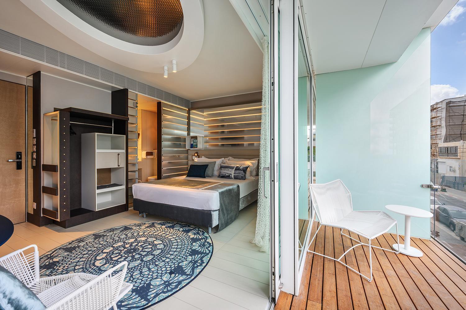 Port Deluxe Room with Balcony - Photo 2