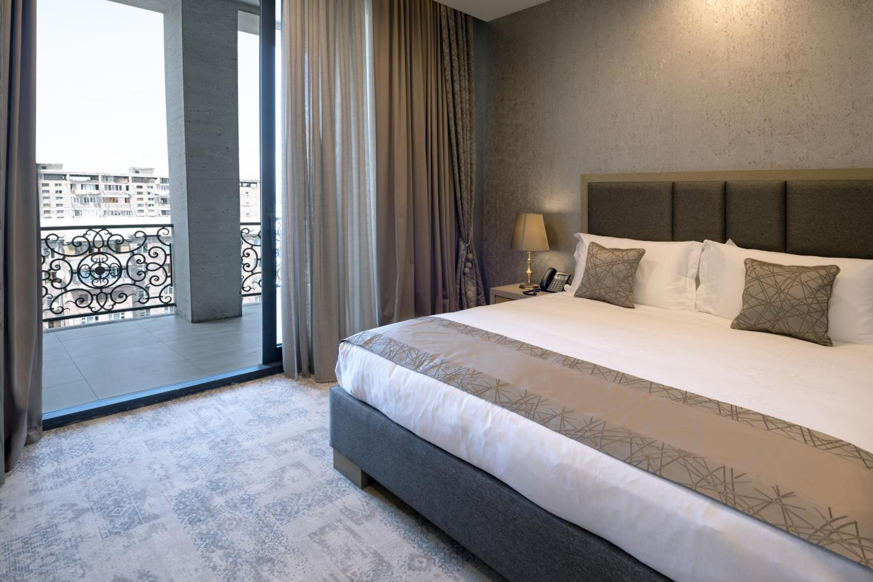 King Suite with Balcony photo 3