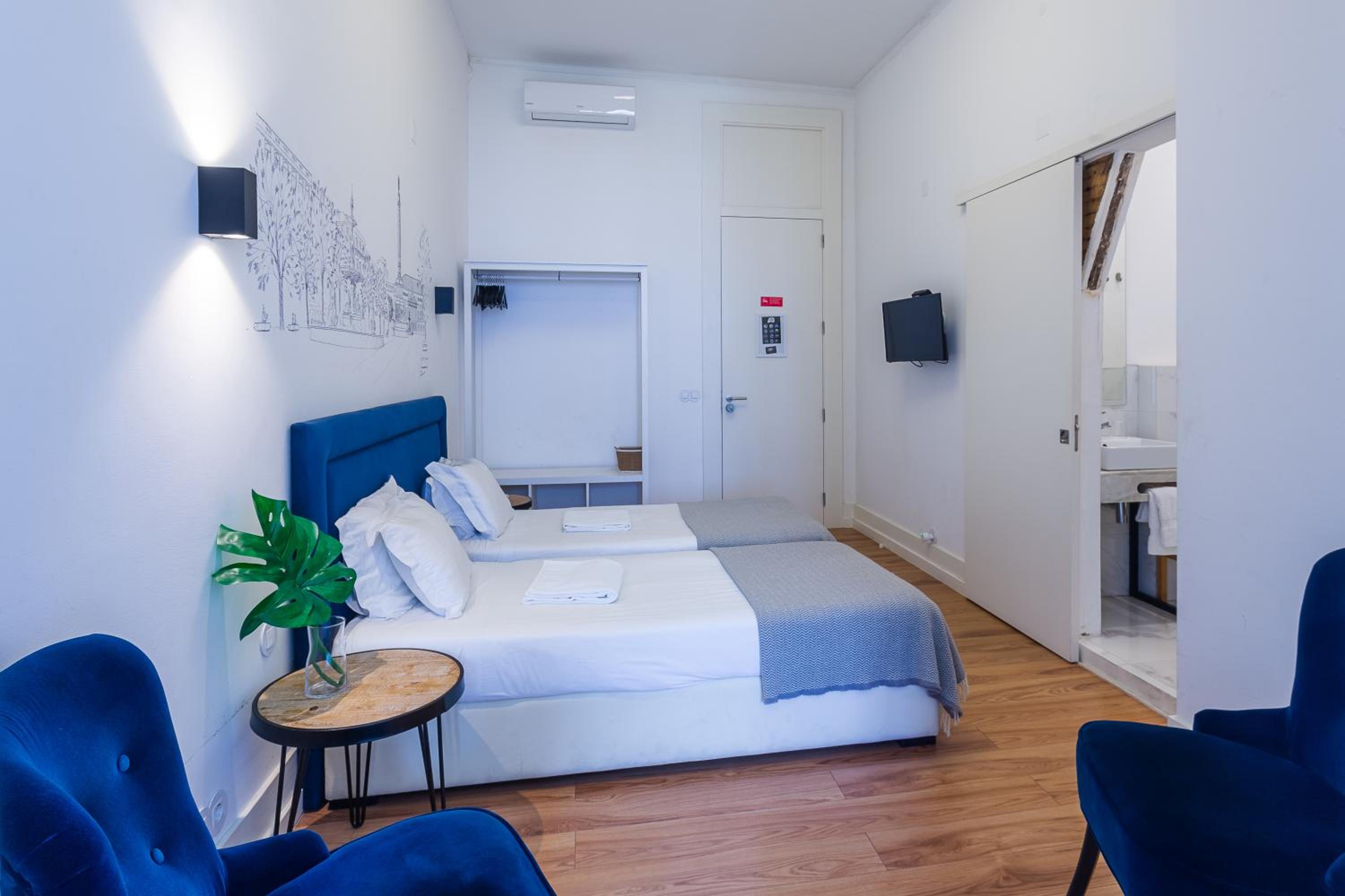 Deluxe Triple Room with Private Bathroom photo 3