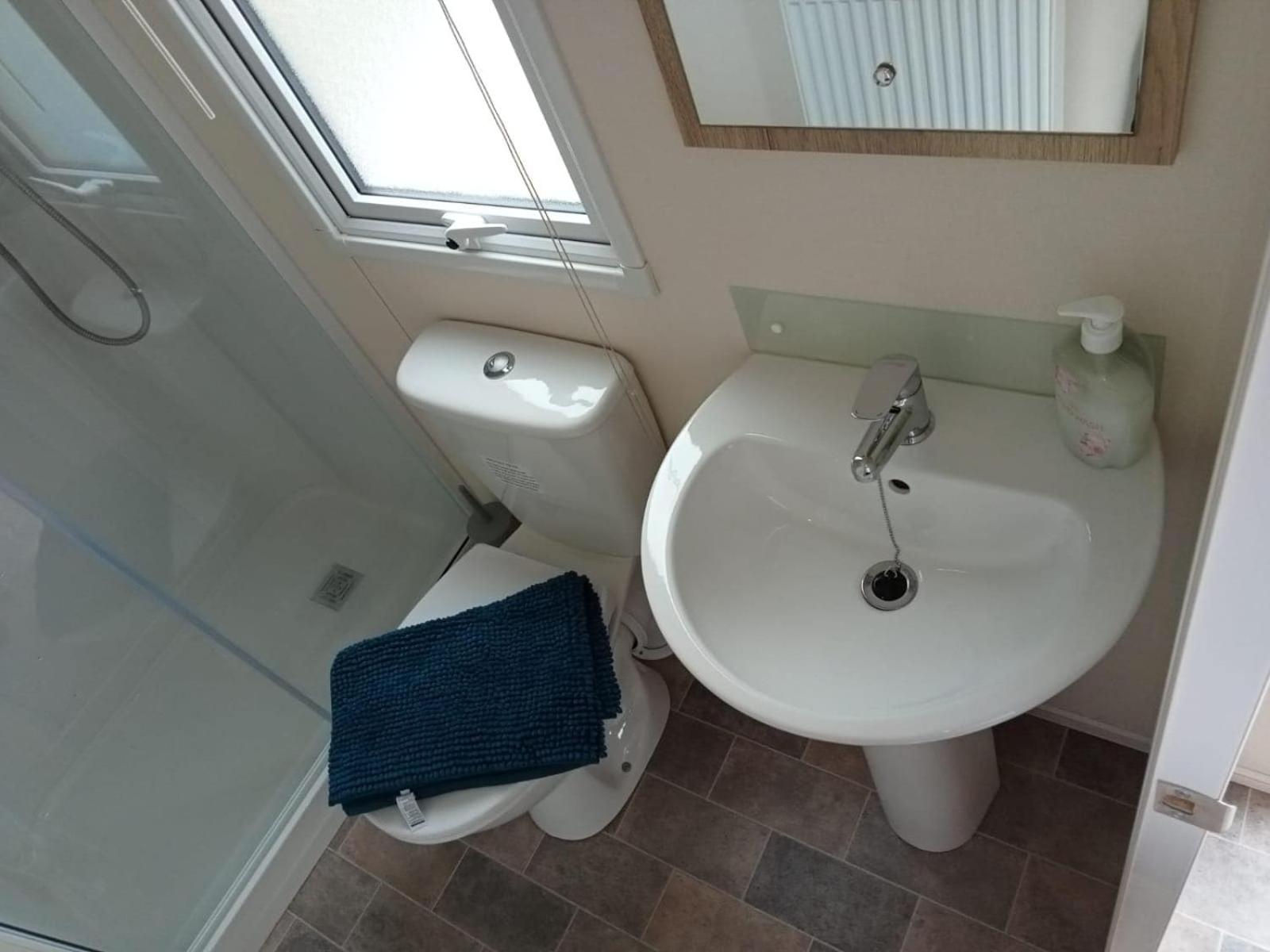 Two-Bedroom House - Photo 4