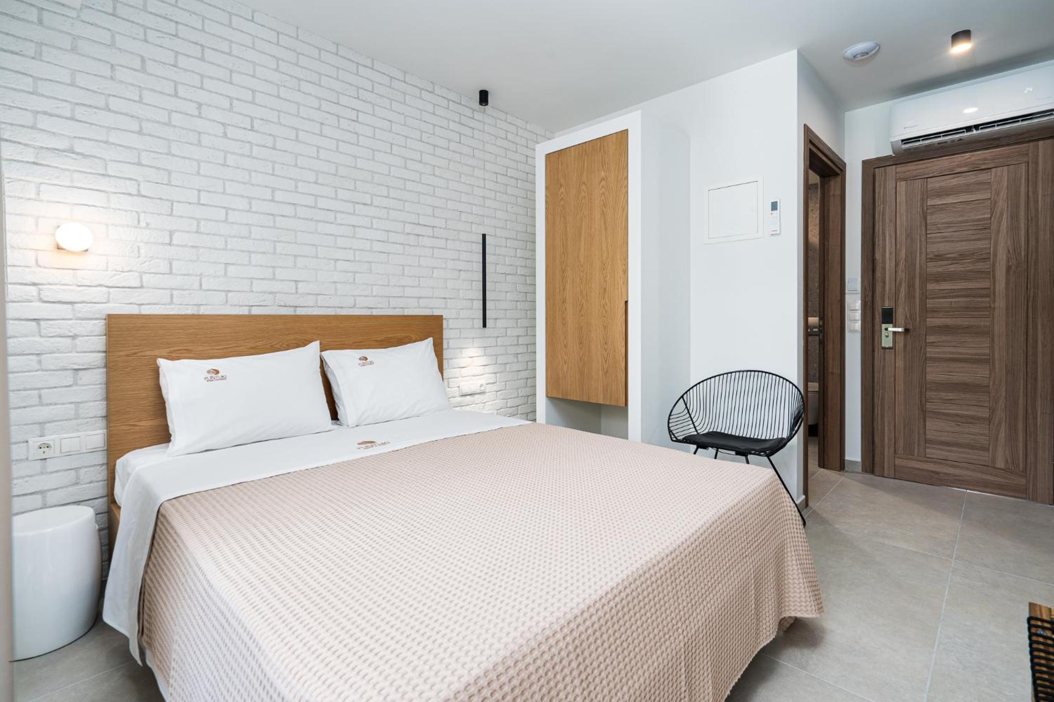 Standard Double Room - Photo 12