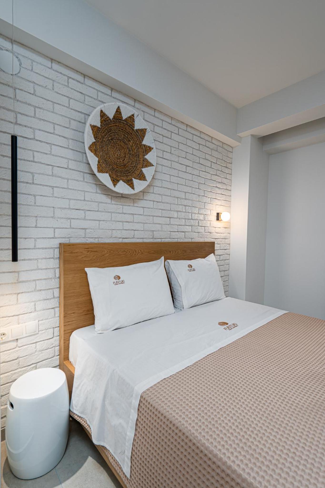 Standard Double Room - Photo 11