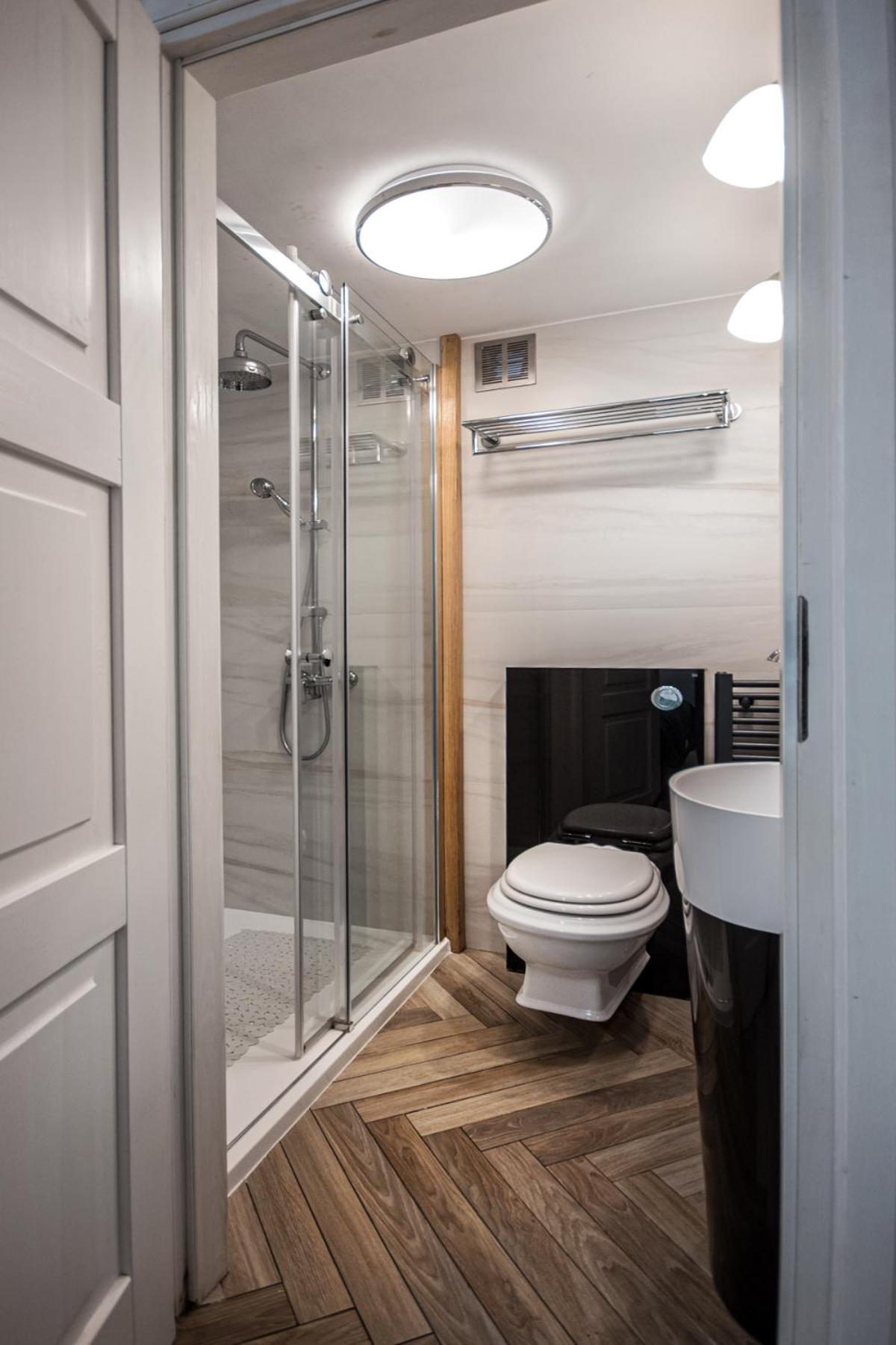 Double Room with Bathroom - Photo 6