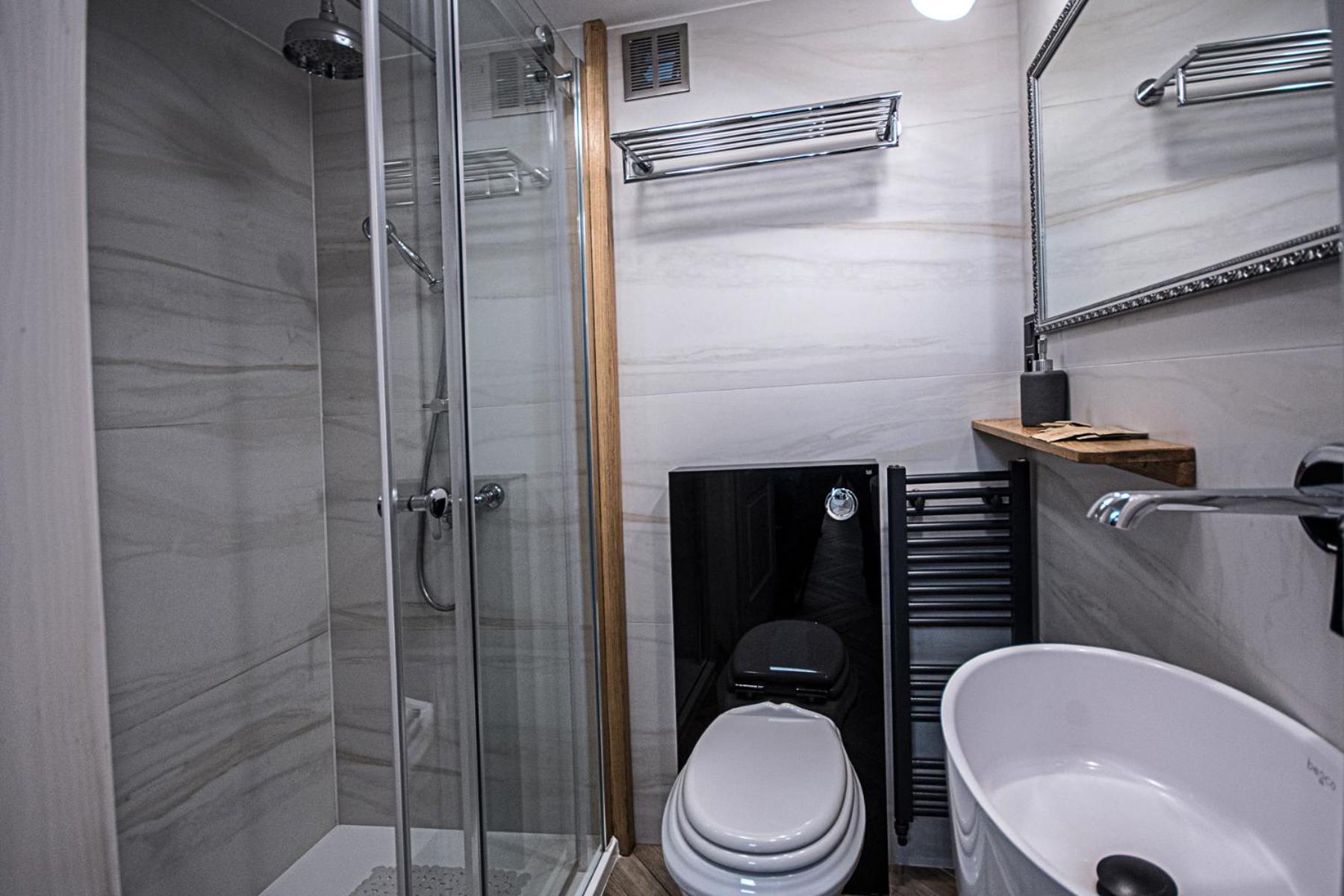 Double Room with Bathroom - Photo 5