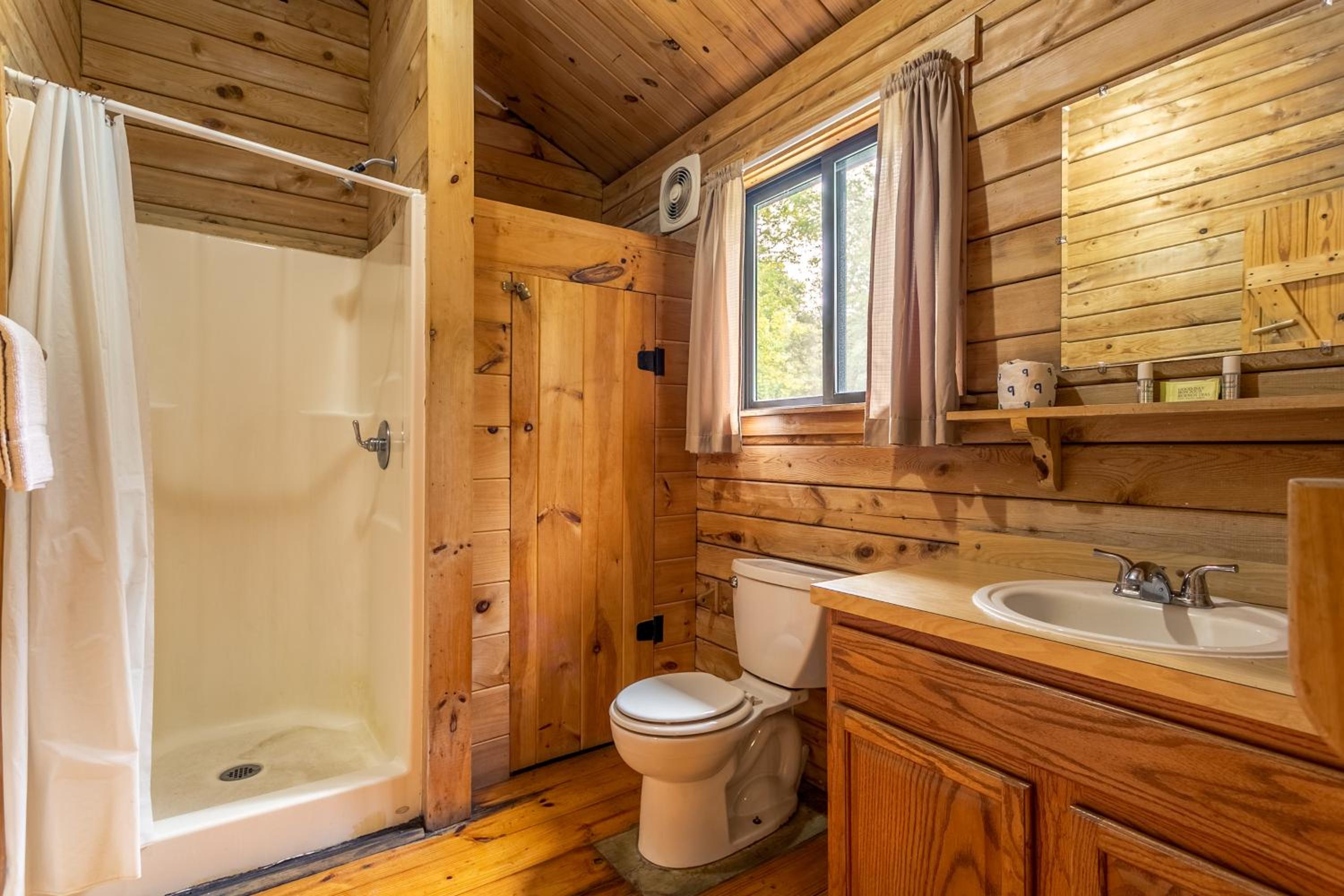 Three-Bedroom Deluxe Cottage photo 3