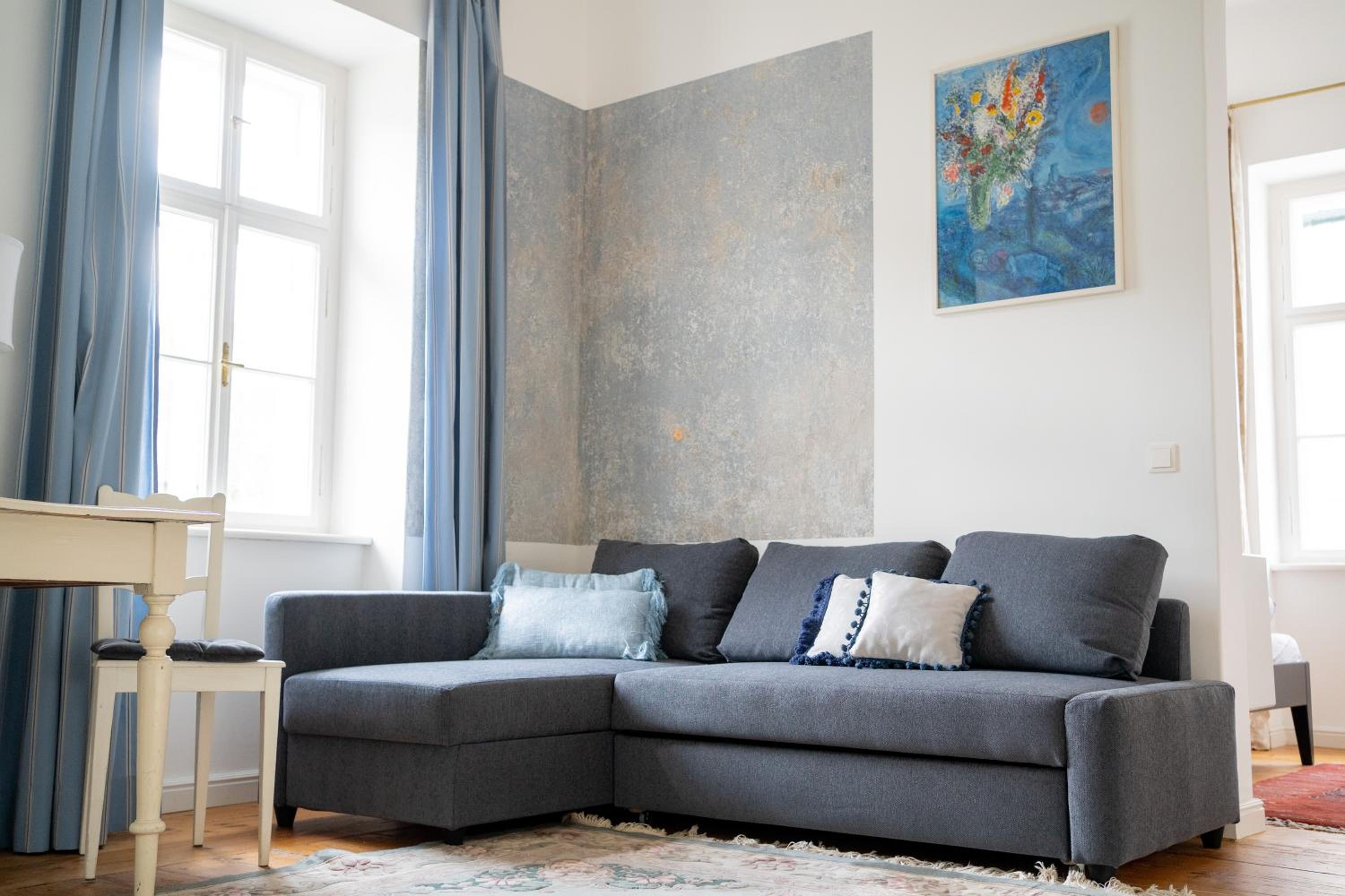 One-Bedroom Apartment - Photo 1