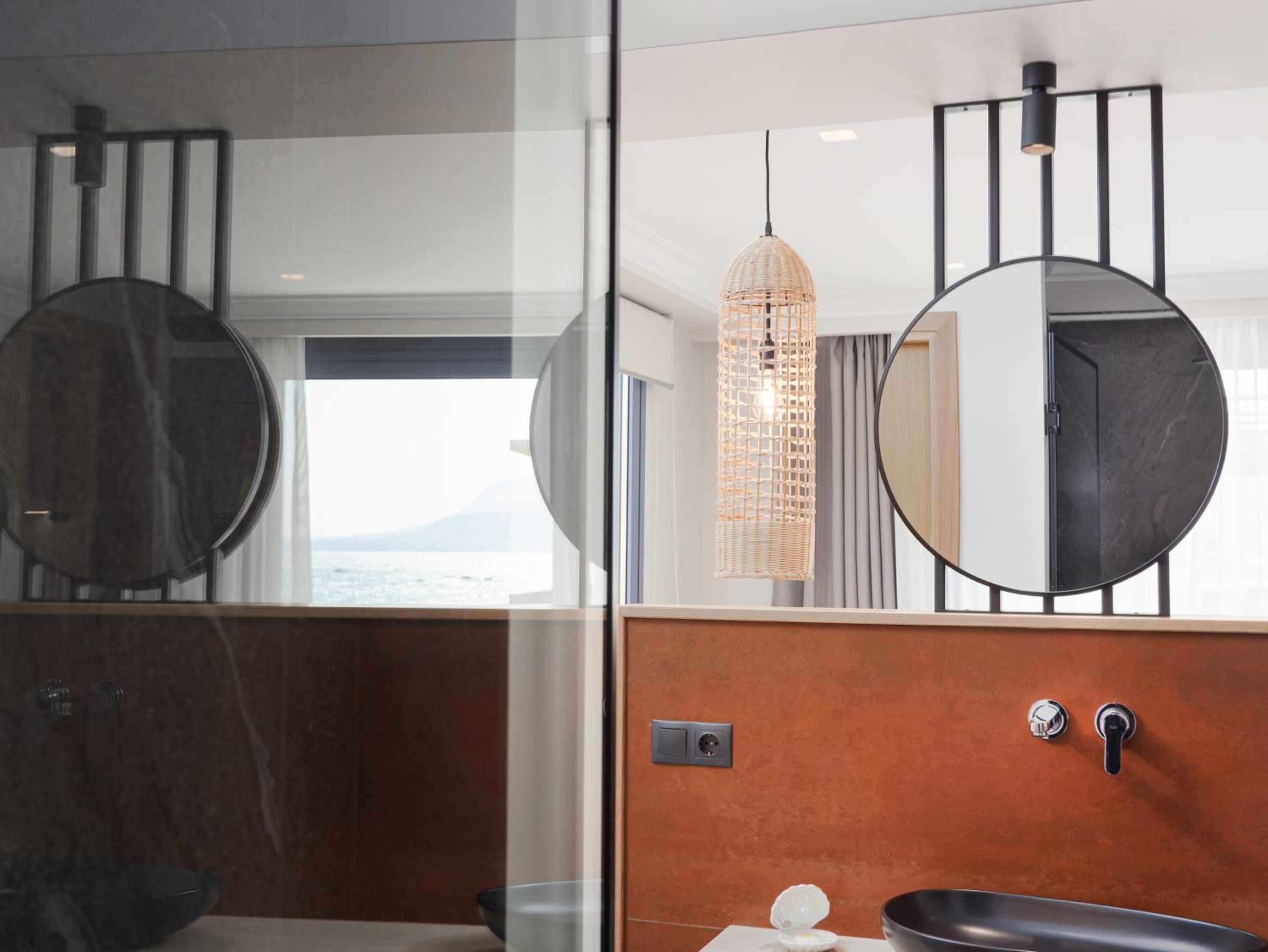 Suite with Side Sea View - Photo 8