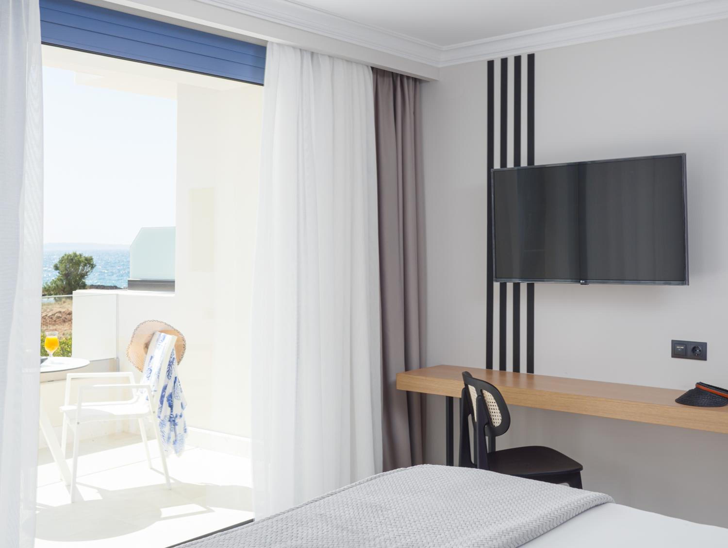 Suite with Side Sea View - Photo 11