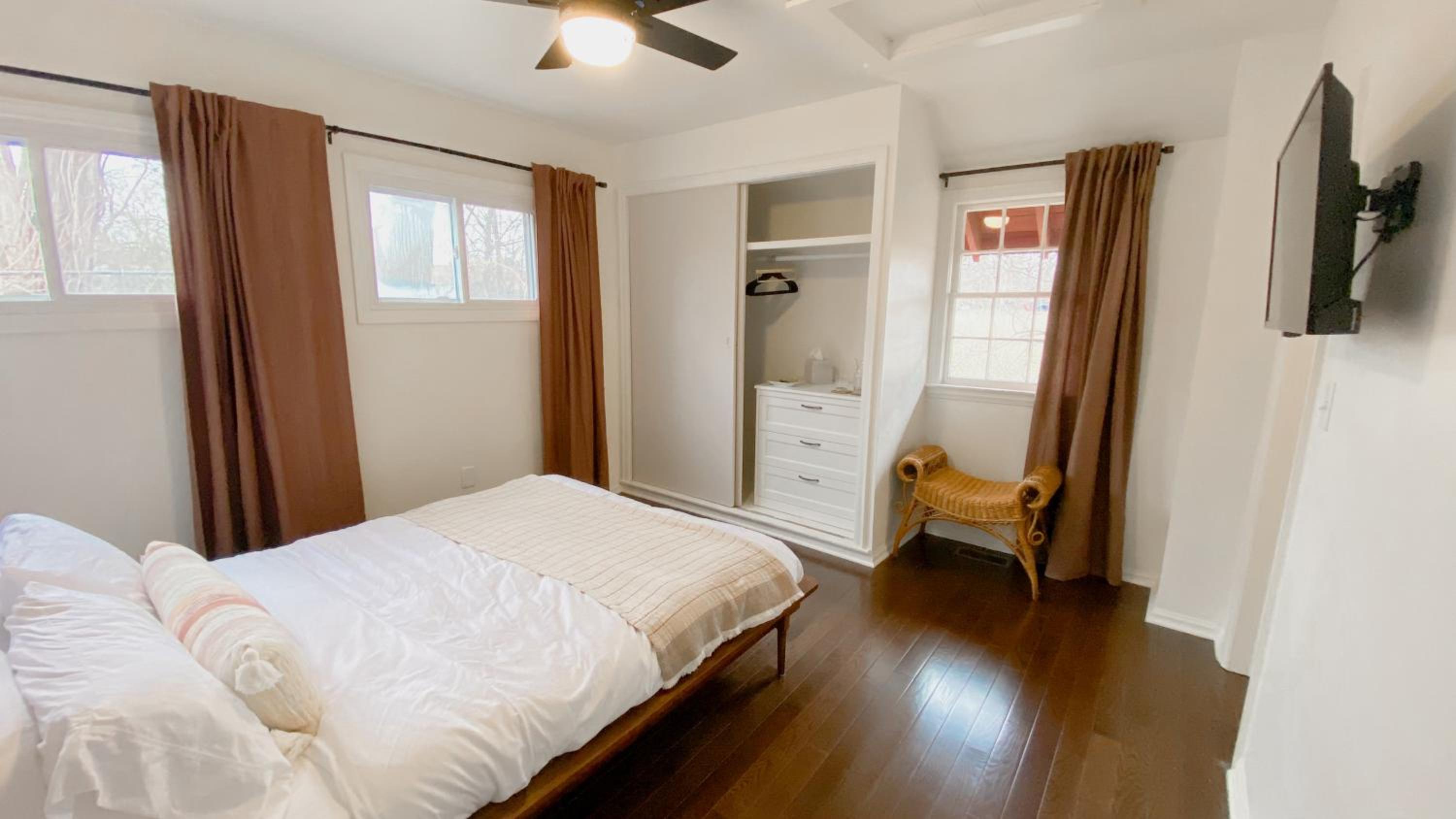 Three-Bedroom House photo 3