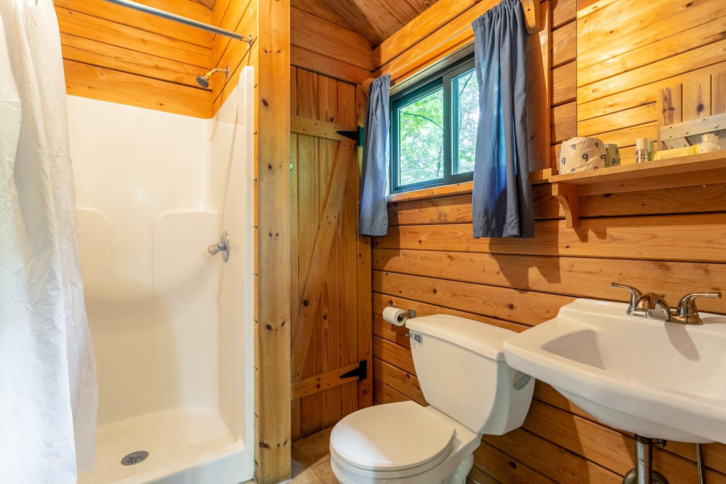 One-Bedroom Cottage BC photo 2