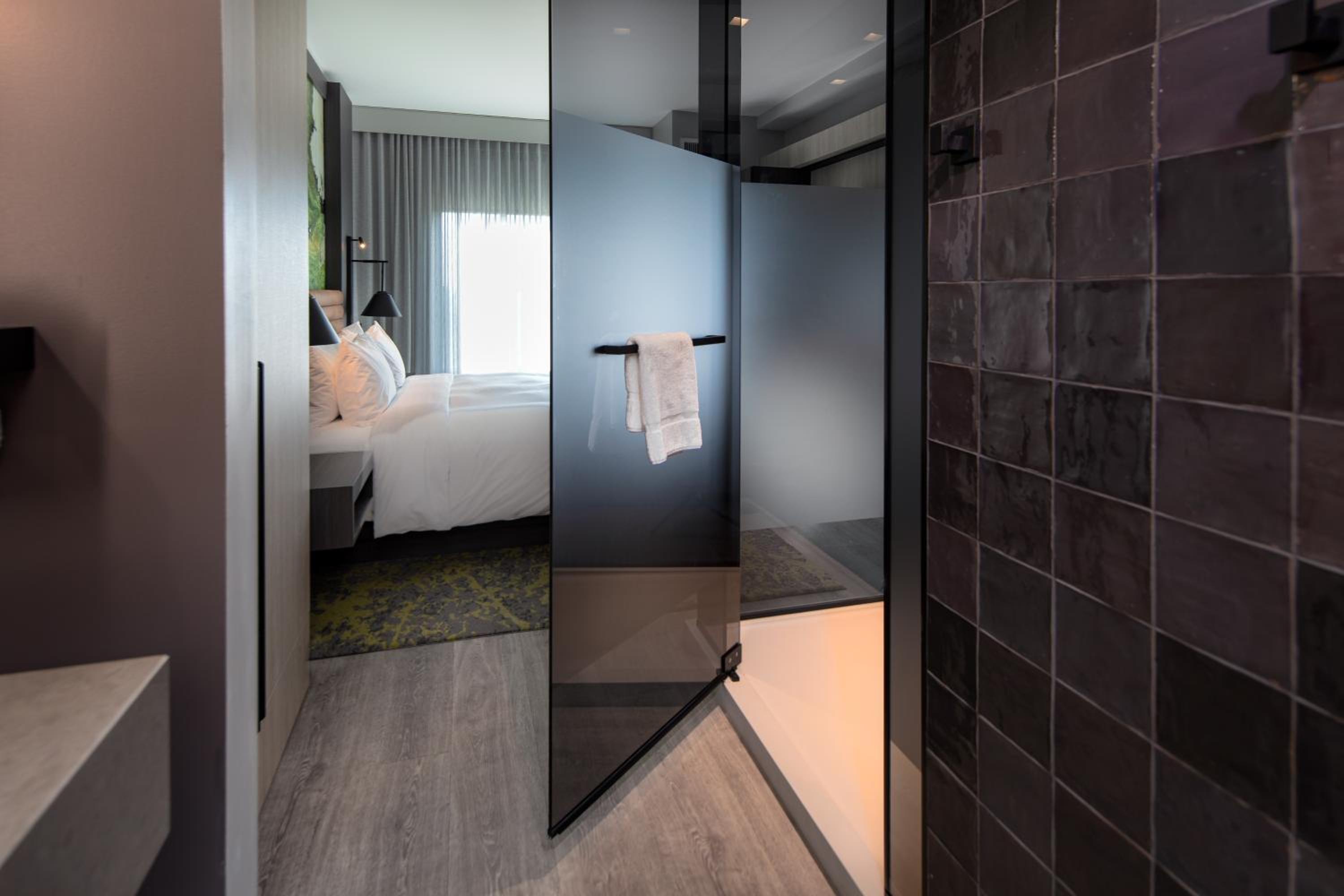 Premium King Room - Photo 4