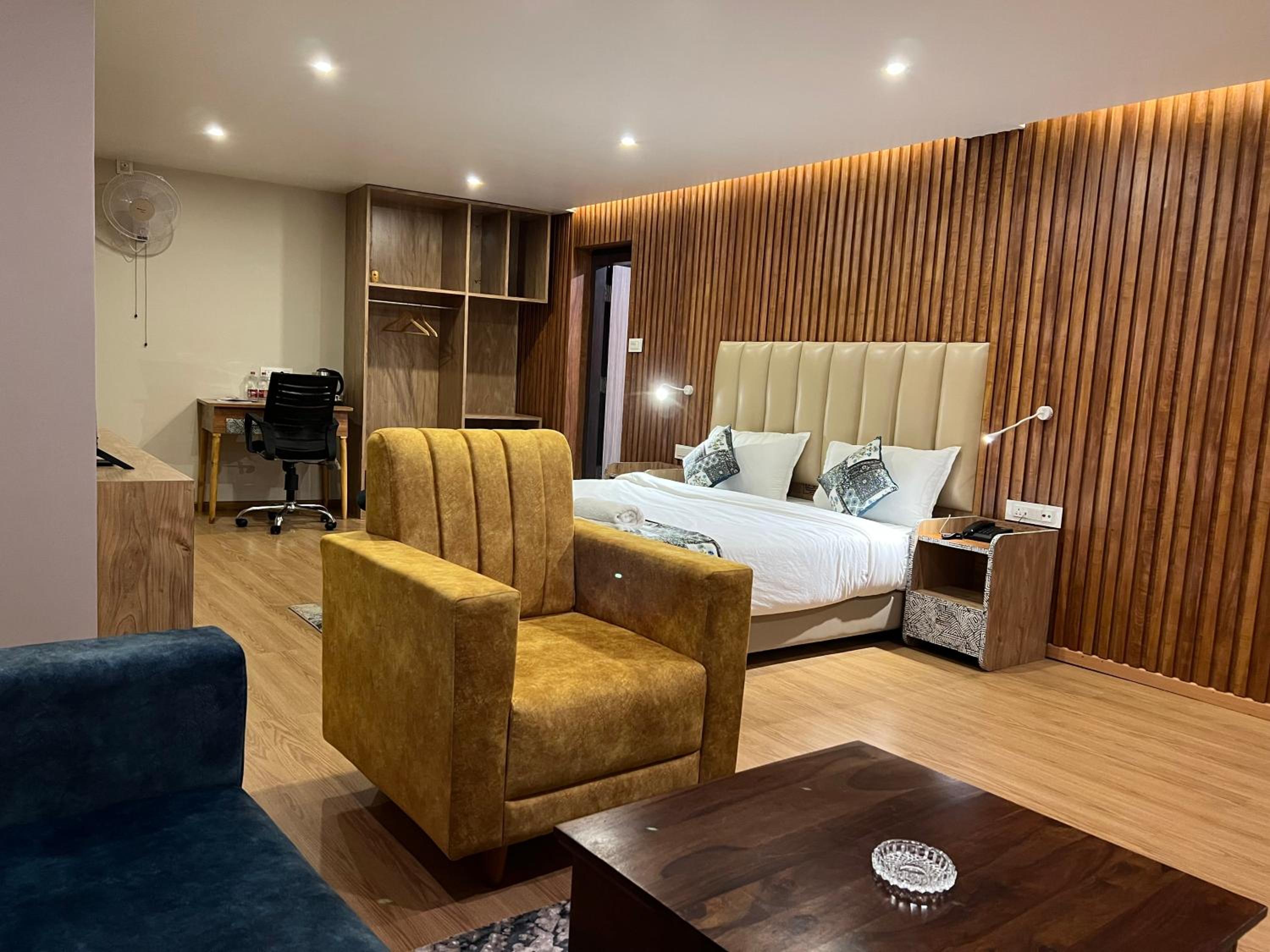 Suite - Photo 5