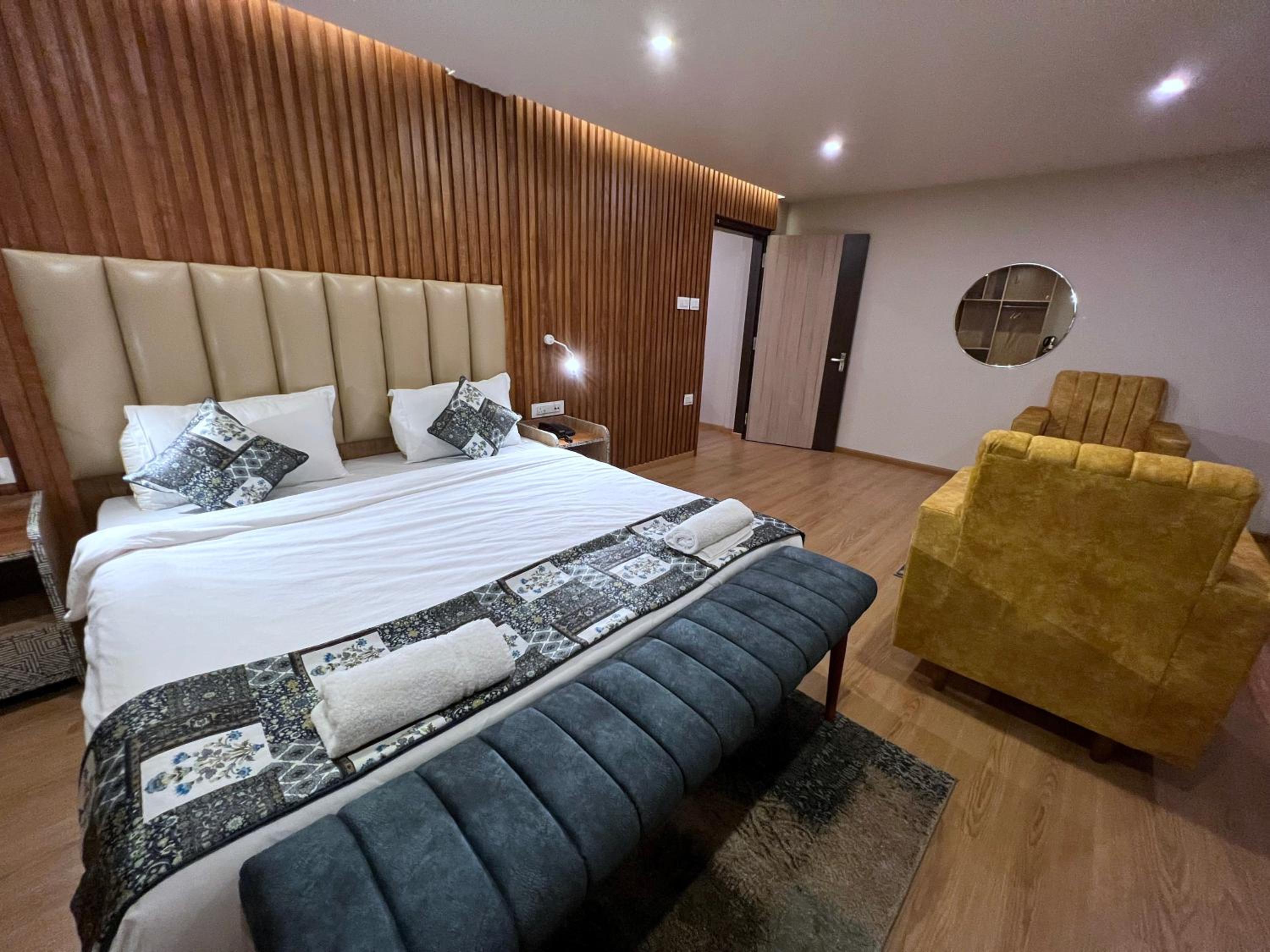 Suite - Photo 1
