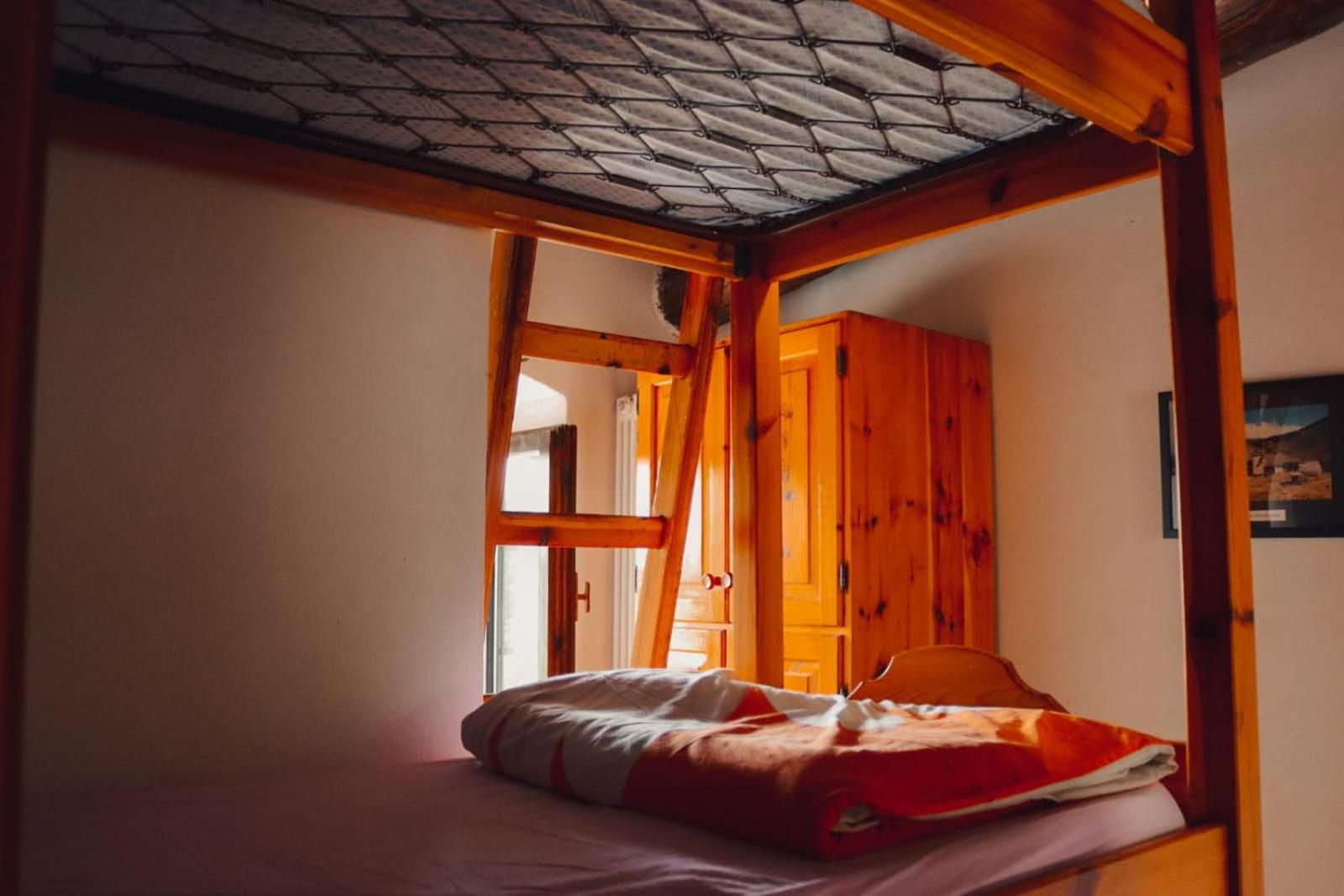 Bed in 6-Bed Dormitory Room photo 2