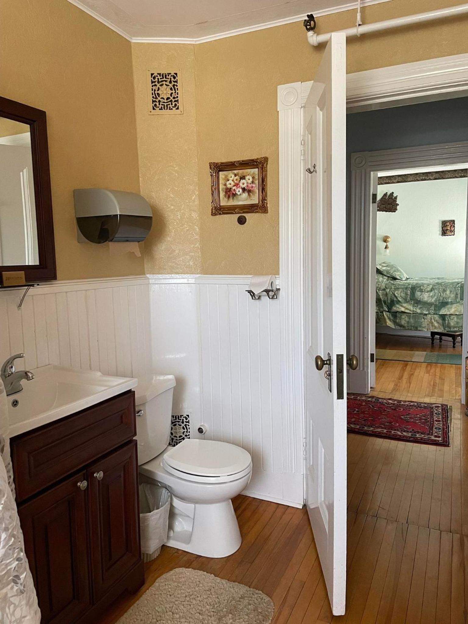 Single Room with Private Bathroom photo 2