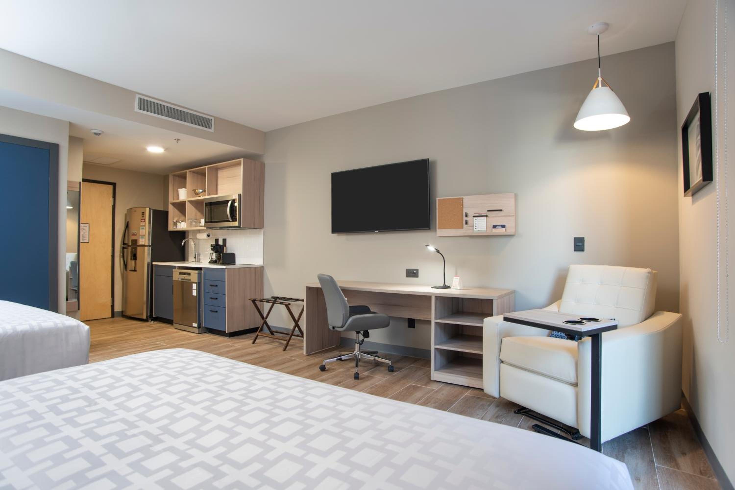 Studio Suite with Two Queen Beds - Photo 2