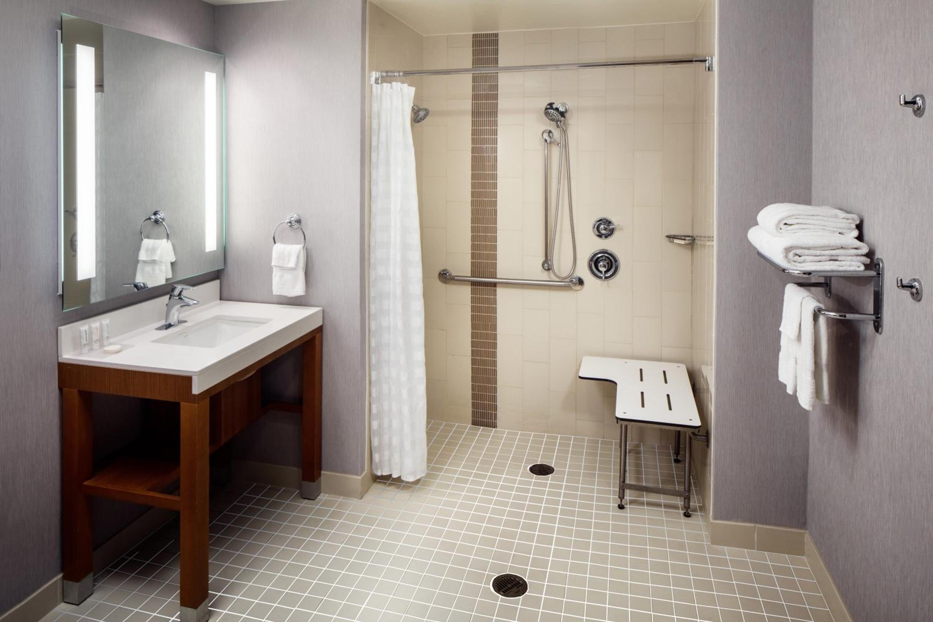 Corner King Room with Shower - Mobility Accessible thumbnail 6