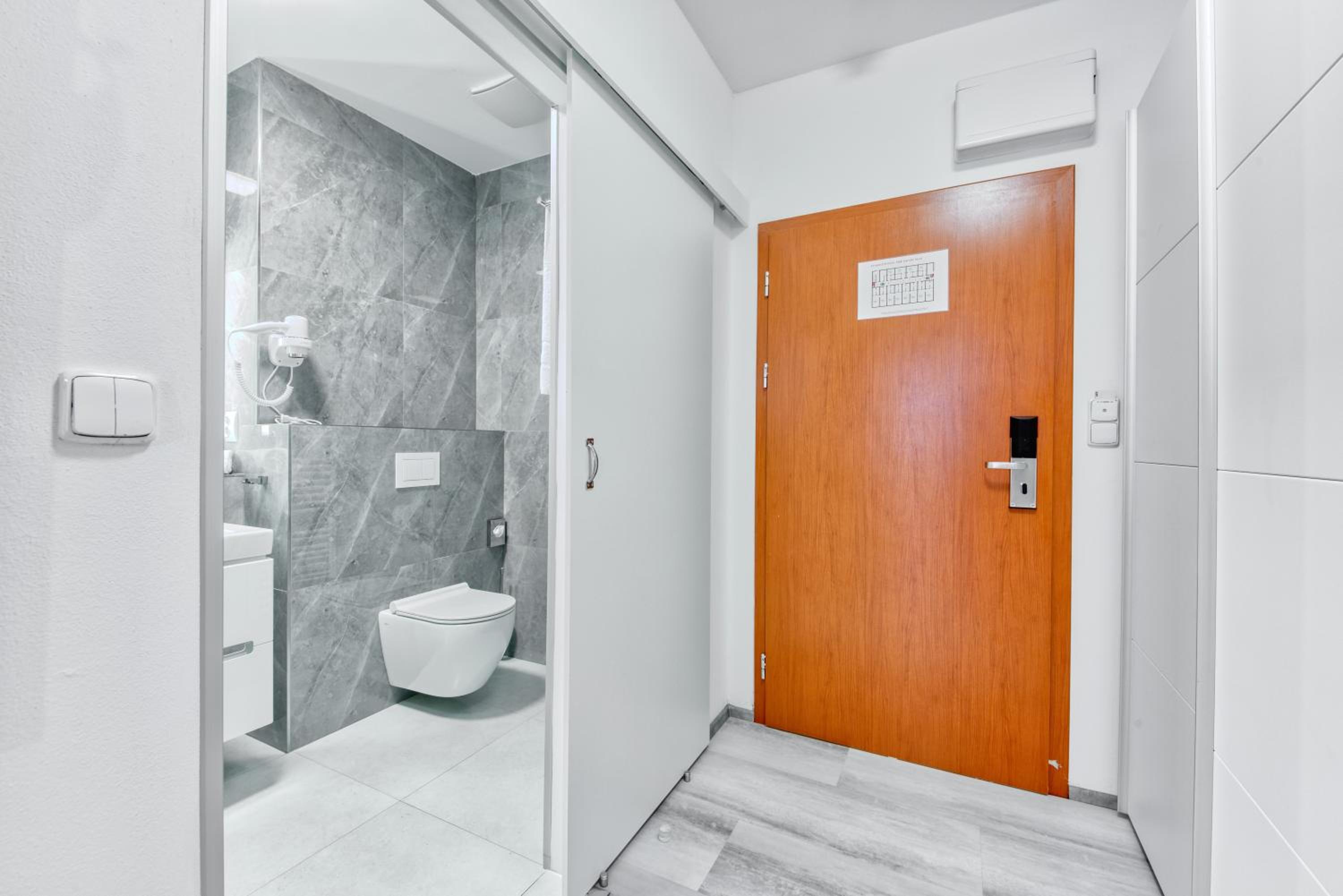 Apartment with Terrace - Photo 8