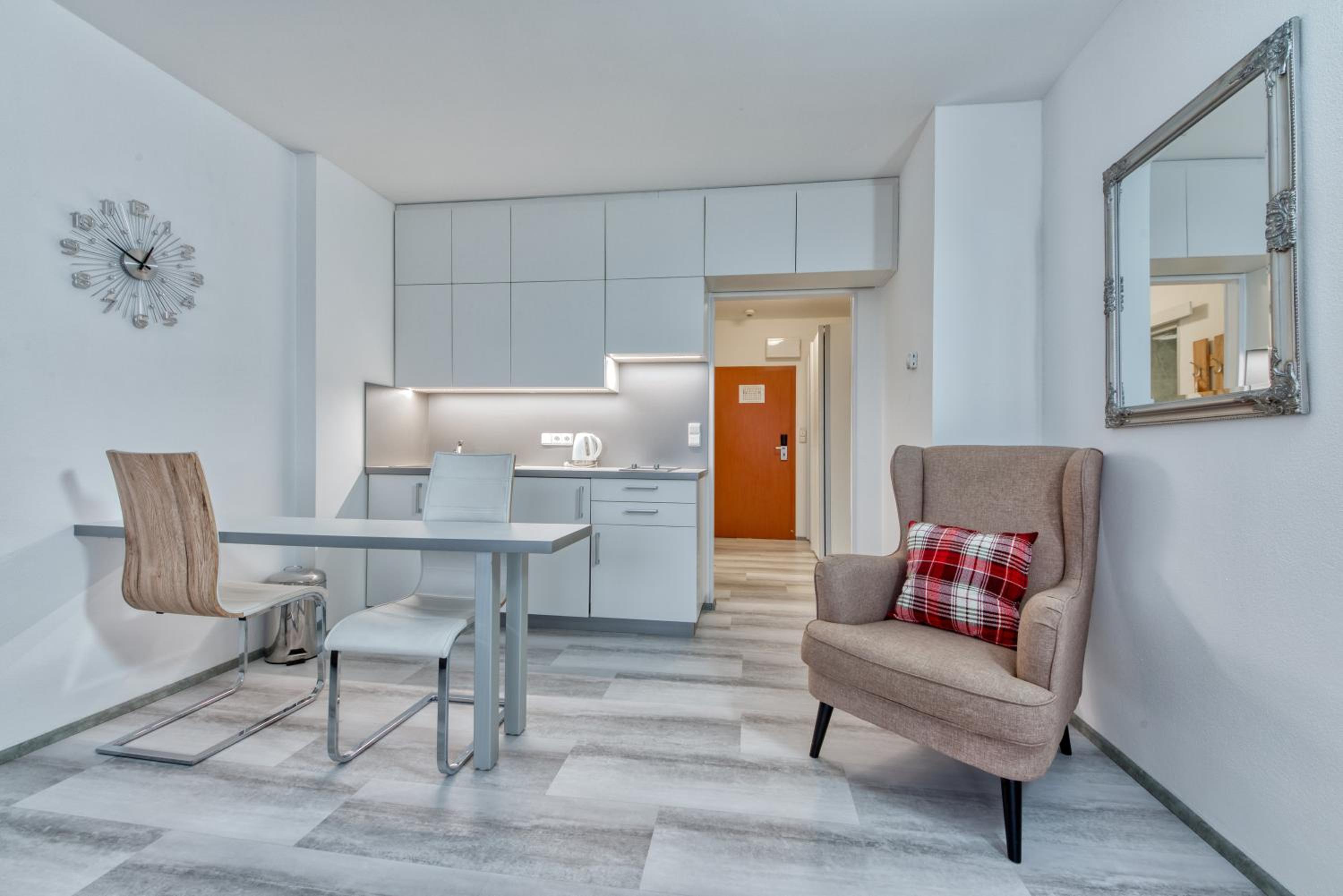 Apartment with Terrace - Photo 7