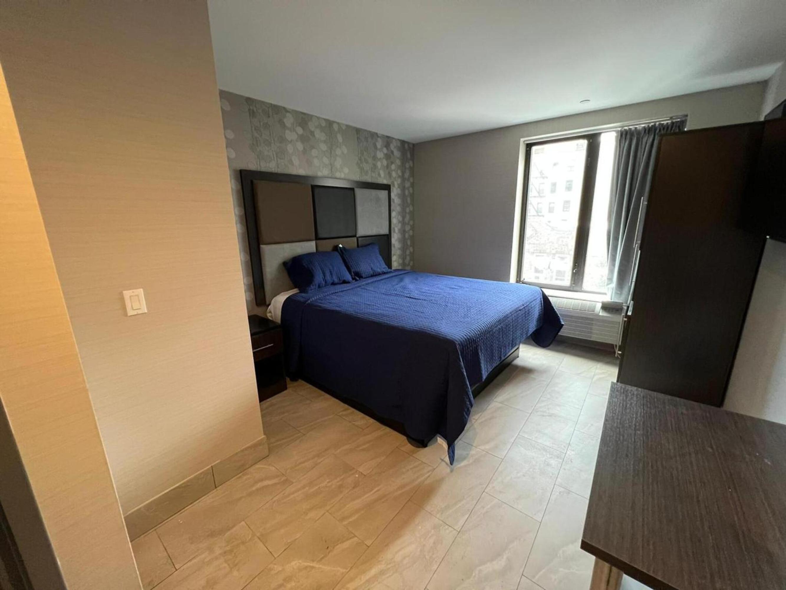 Deluxe King Room - Smoking - Photo 4
