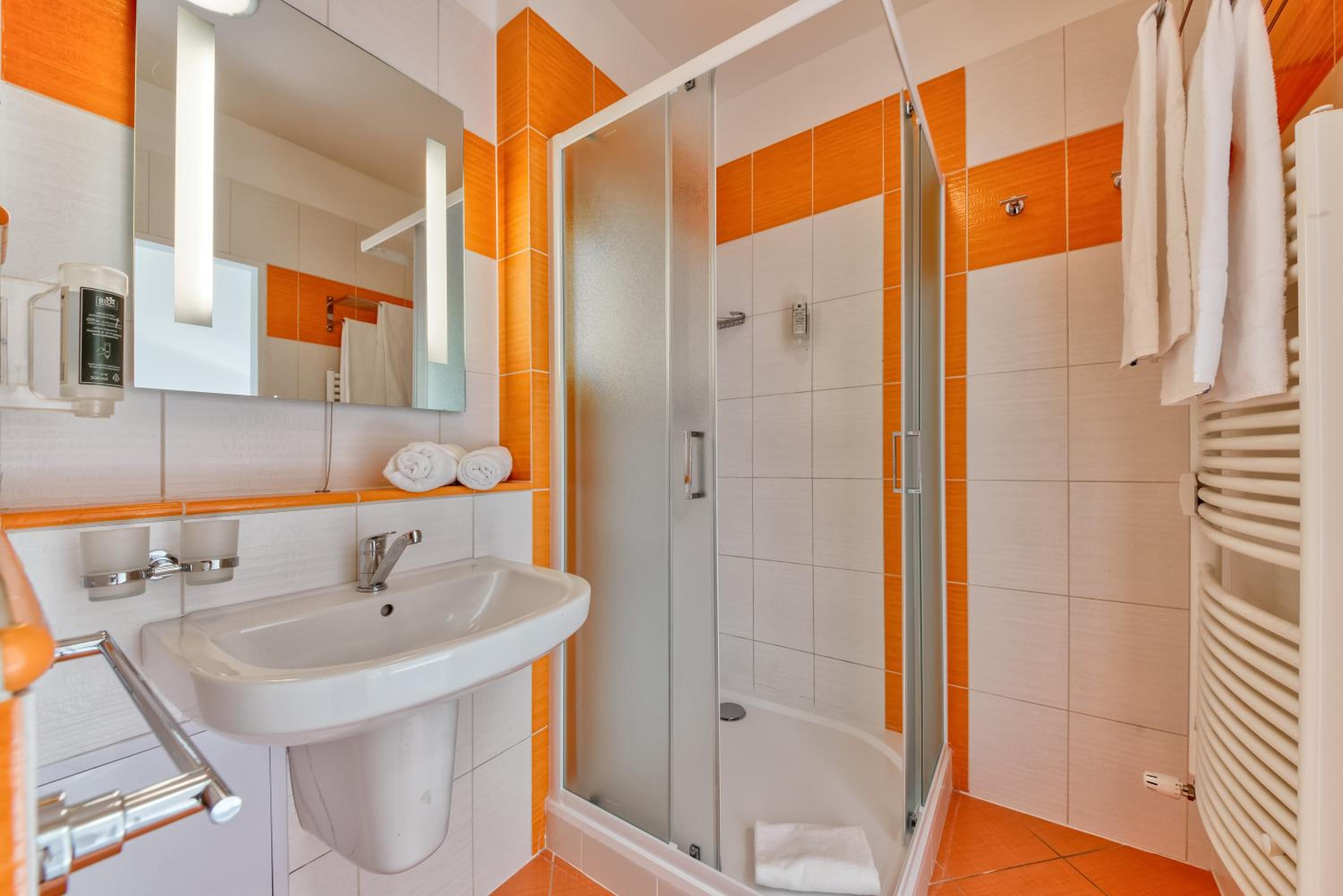 Deluxe Double Room with Extra Bed - Photo 8