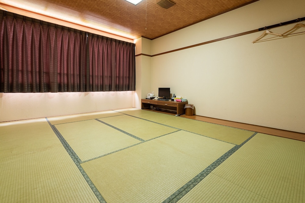 Japanese Room with Shared Bathroom - Quadruple, Smoking photo 2