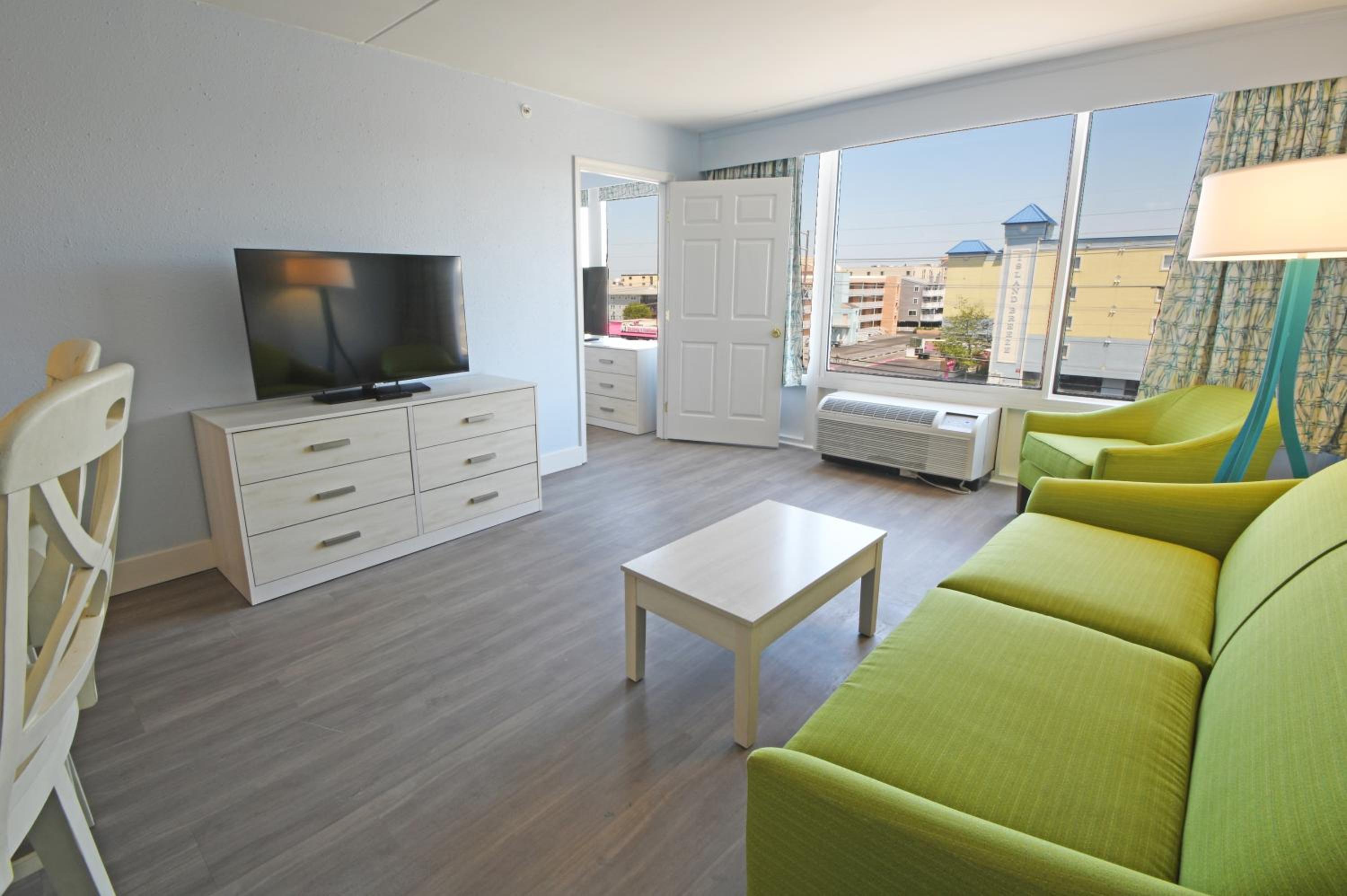 Deluxe King Suite - No Pets Allowed photo 3