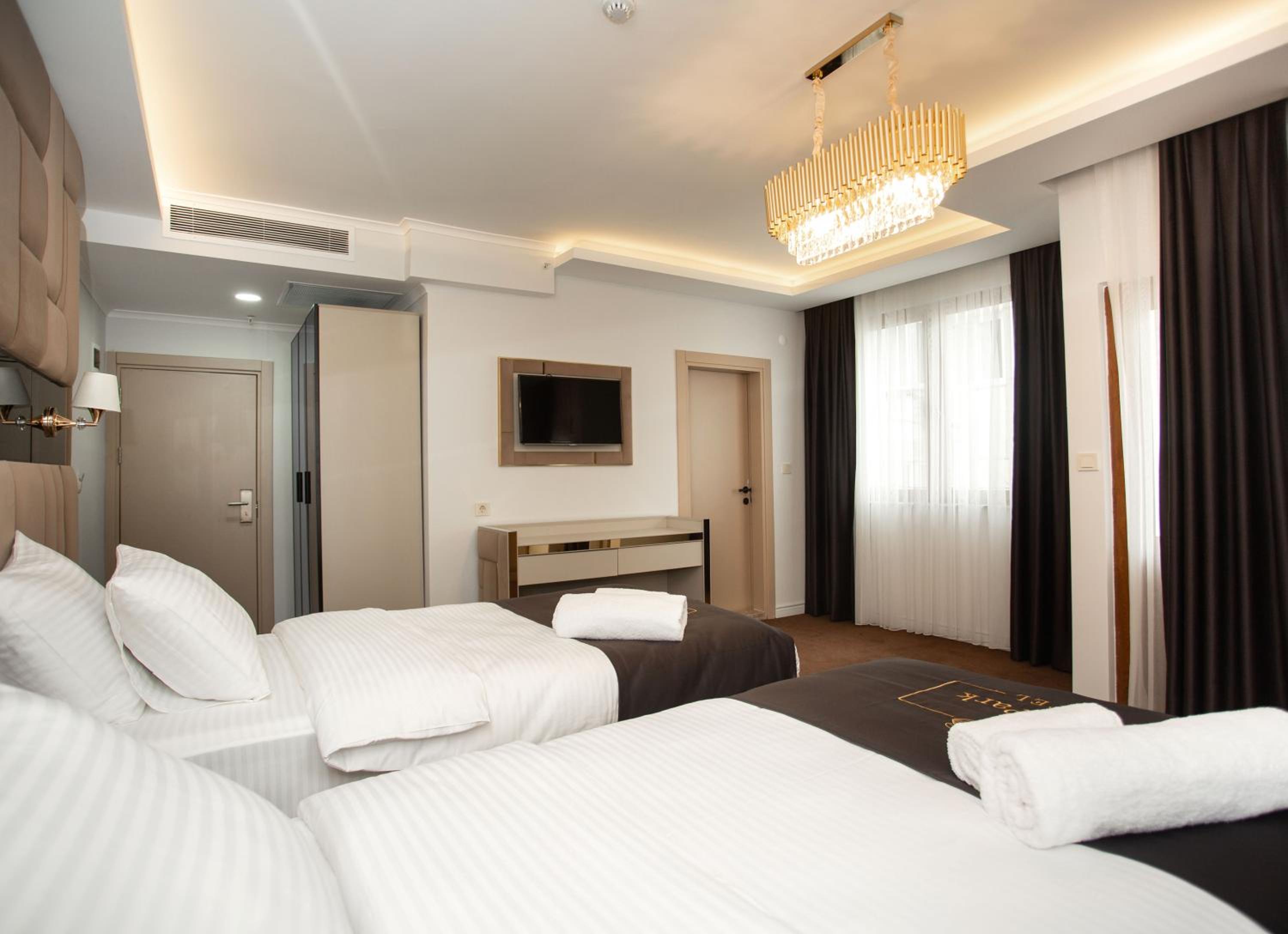 Deluxe Twin Room with Sea View - Photo 7